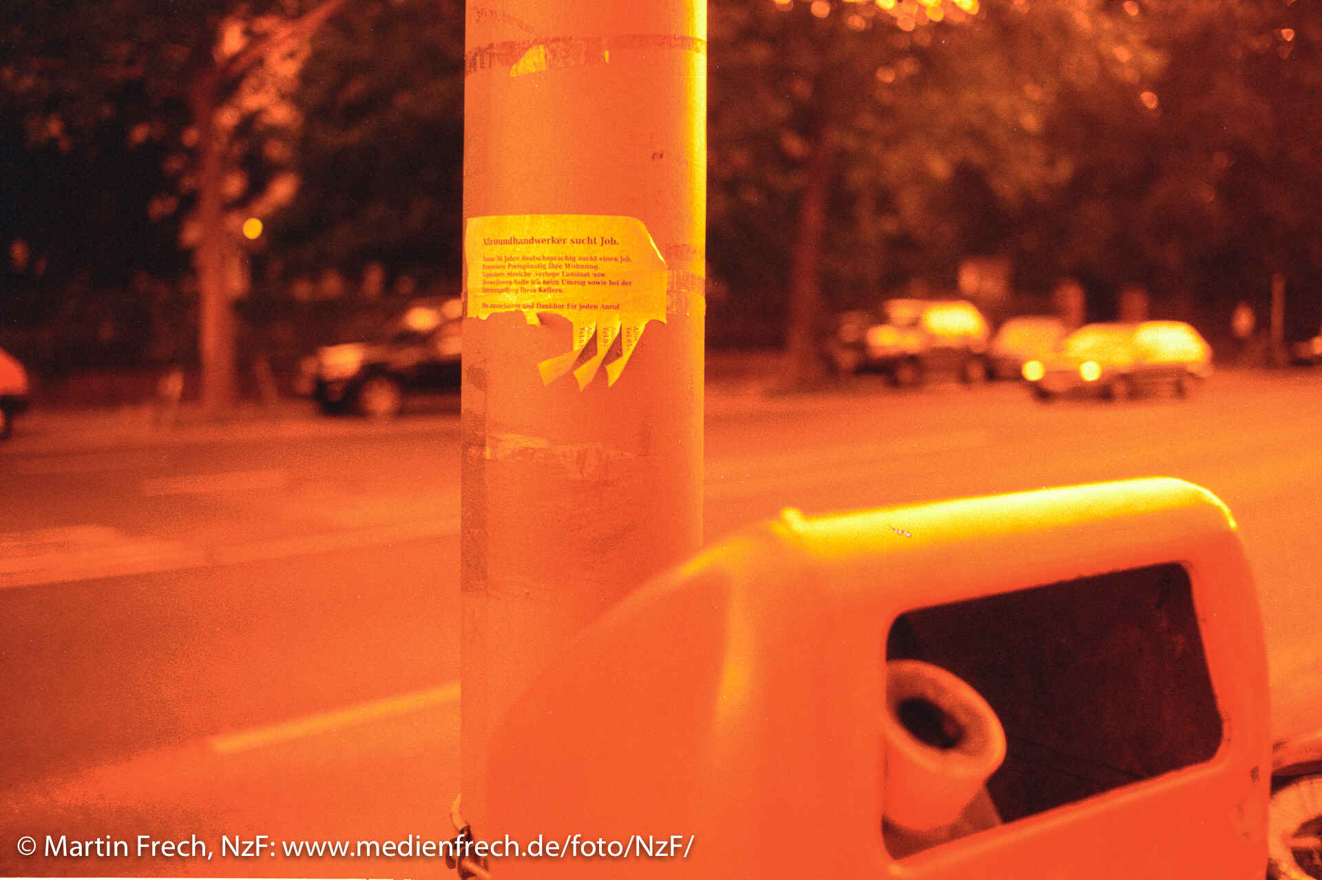 © Martin Frech: Zettel, Berlin (Juli 2009, redscale) © Martin Frech: Zettel, Berlin (Juli 2009, redscale)