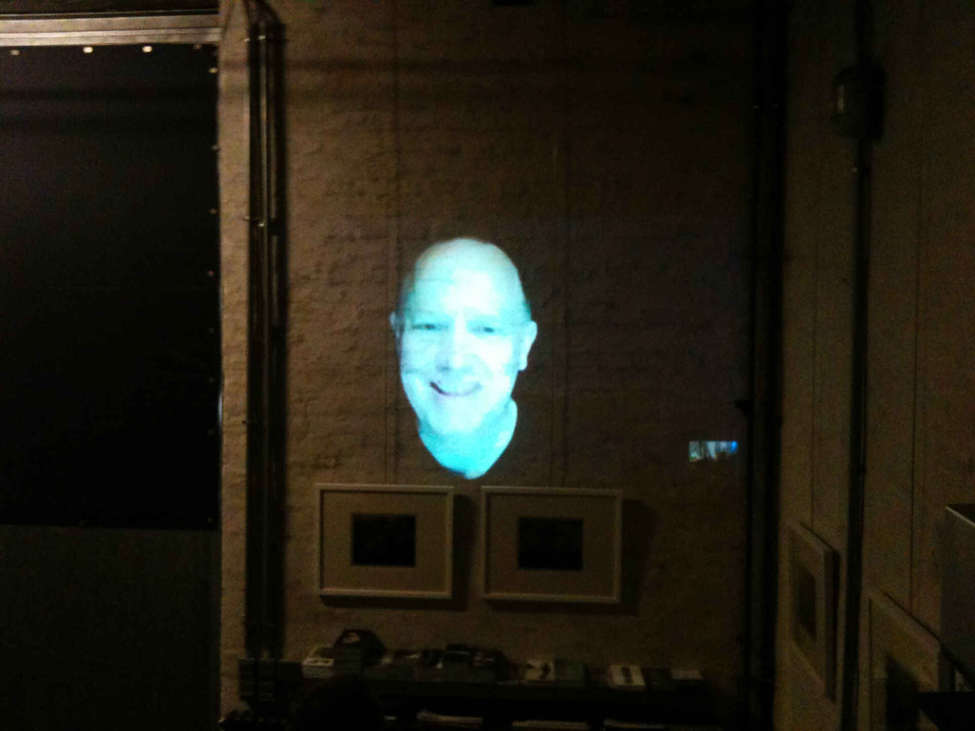 Mein Vortrag wurde via Facetime präsentiert. (Foto: Carsten Kurz, 5/2014) Wand mit aufprojiziertem Portrait (Foto: Carsten Kurz, 5/2014)