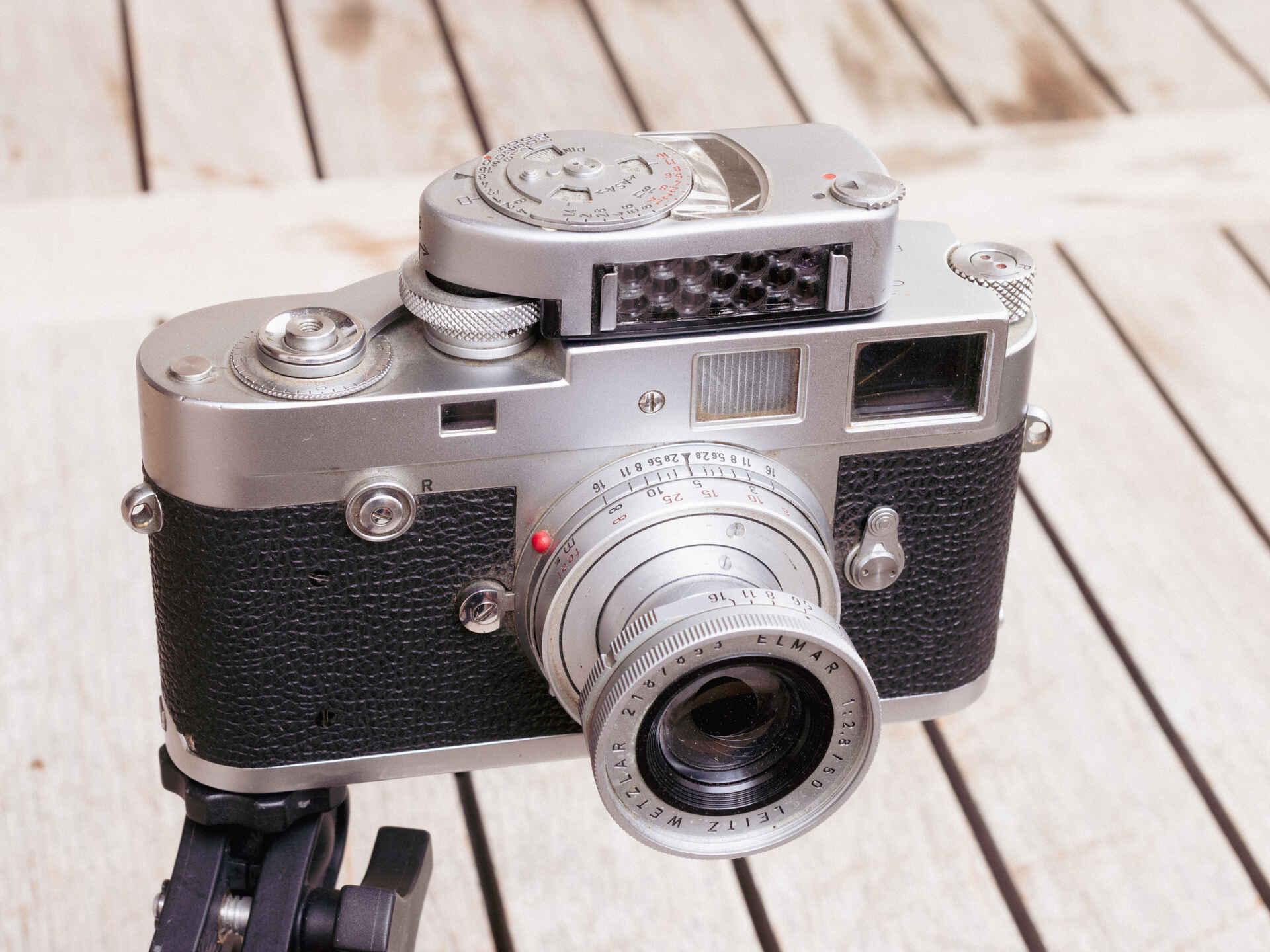 Leica M2 mit ausgezogenem Normalobjektiv Elmar und aufgesetztem Belichtungsmesser Leicameter MC (Foto: Martin Frech, 8/2025) Farbbild: Leica M2 mit ausgezogenem Objektiv Elmar 2.8/50mm und aufgesetztem Belichtungsmesser Leicameter MC; Frontansicht (Foto: Martin Frech, 8/2025)