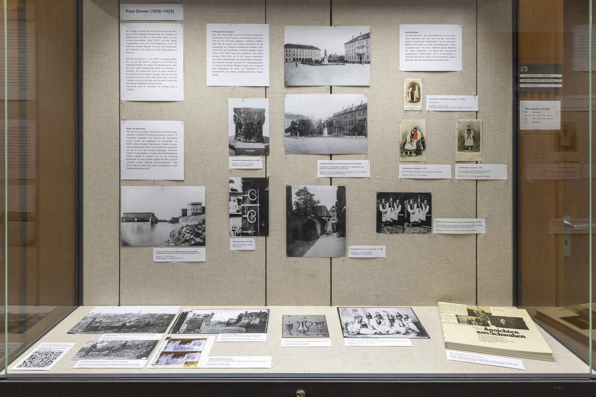 Vitrine im Stadtarchiv Reutlingen mit meiner Ausstellung zu Paul Sinners 100. Geburtstag. (Foto: StadtA Rt./Frech, 9/2025) Farbbild (born digital): Vitrine im Stadtarchiv Reutlingen mit der Ausstellung zu Paul Sinners 100. Geburtstag. (Foto: StadtA Rt./Frech, 9/2025)