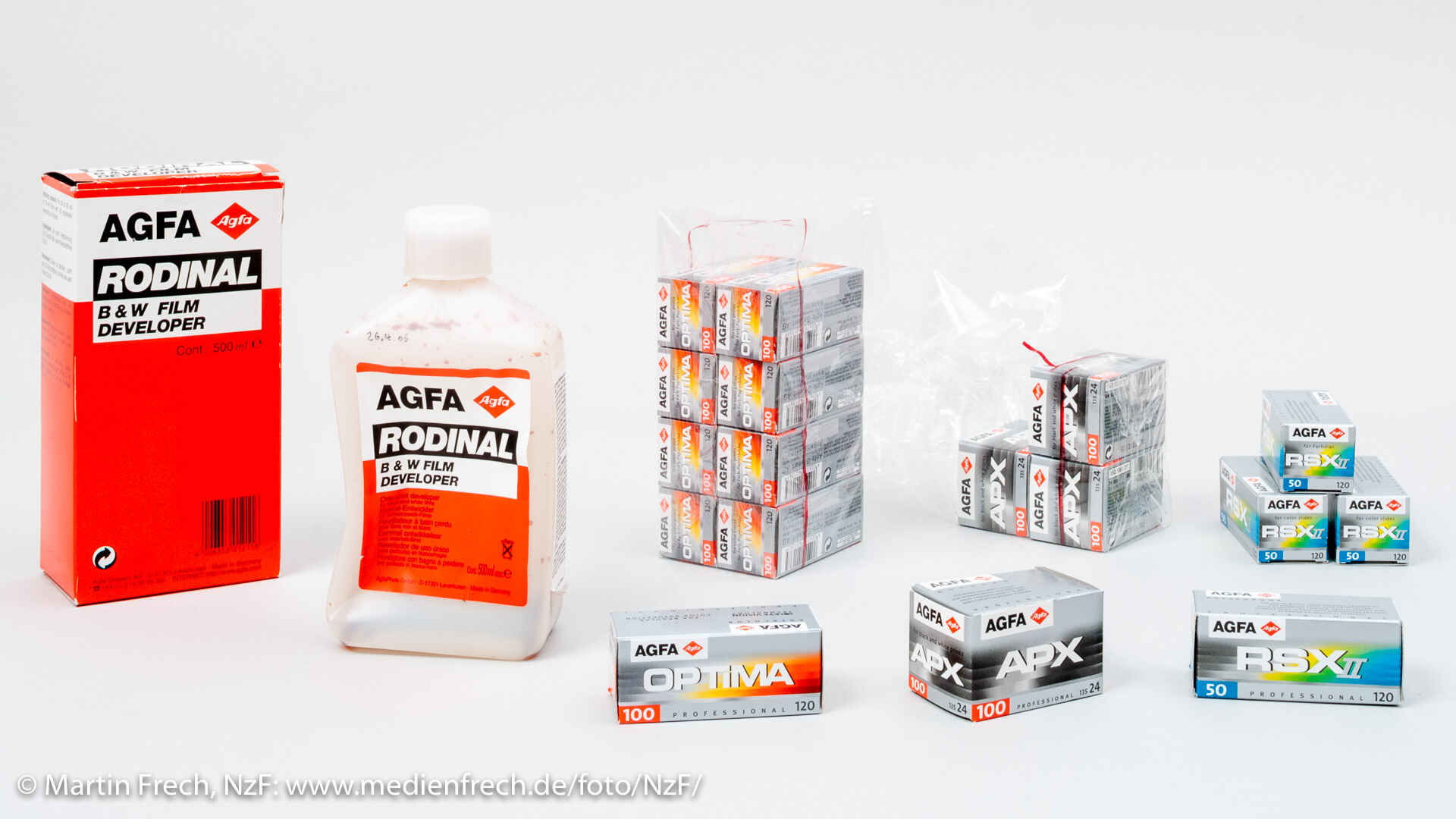 Farbbild, vor weißem Hintergrund: Agfa Rodinal (Verpackung und leere 500-ml-Flasche), Packungen Agfa Optima 100, Agfa APX 100, Agfa RSX-II 50 (Foto: Martin Frech, 11/2008)