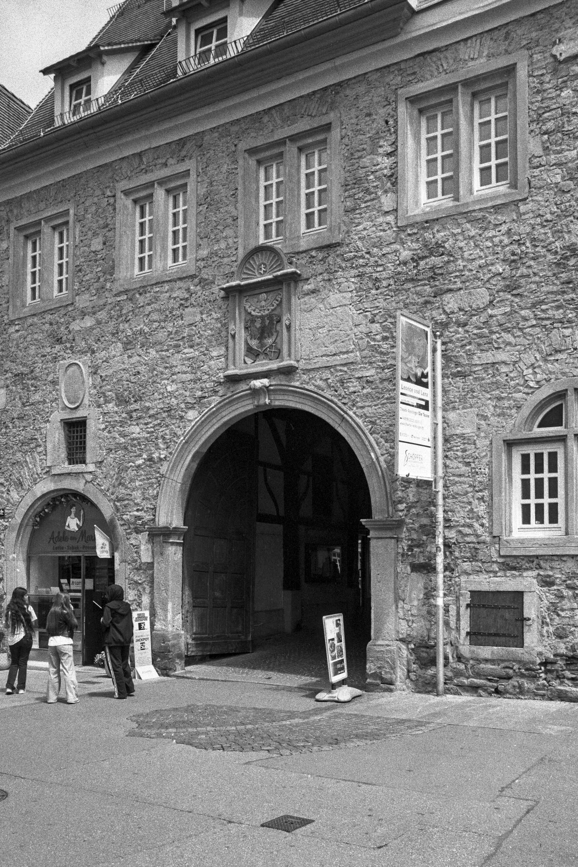 Spitalhof an der Wilhelmstraße in Reutlingen, 9. Juni 2026 (Foto: Martin Frech, 6/2026) Schwarzweißbild (DSLR-Scan vom Kleinbild-Negativ): Fassade und Eingang des Spitalhof an der Wilhelmstraße in Reutlingen.