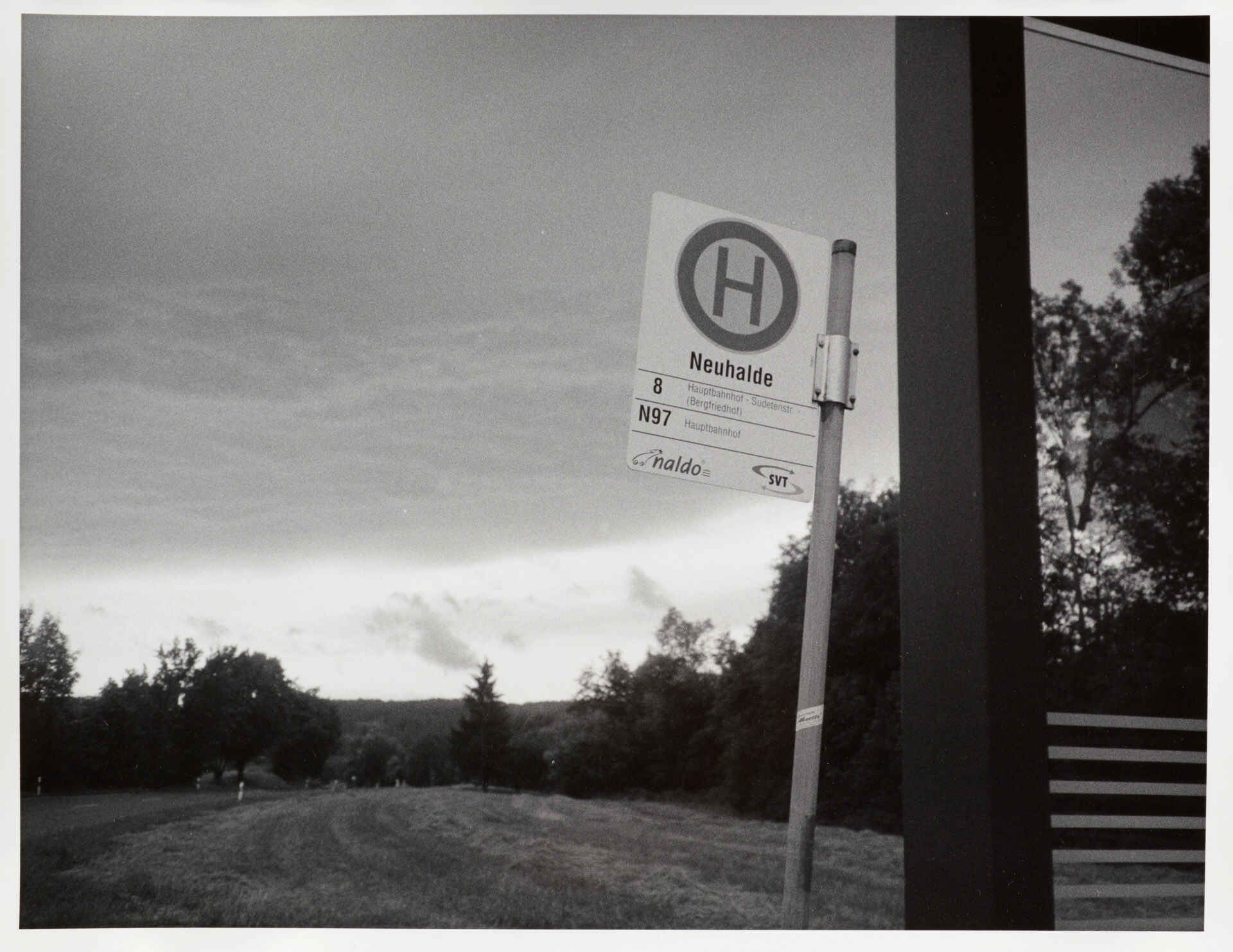 Bushaltestelle (Yashica T5, Kentmere 400, Kodak HC-110; Print auf Adox MCC 110 in Moersch ECO 4812) (Foto: Martin Frech, 8/2013) Schwarzweißbild: Bushaltestellenschild (Foto: Martin Frech, 8/2013)