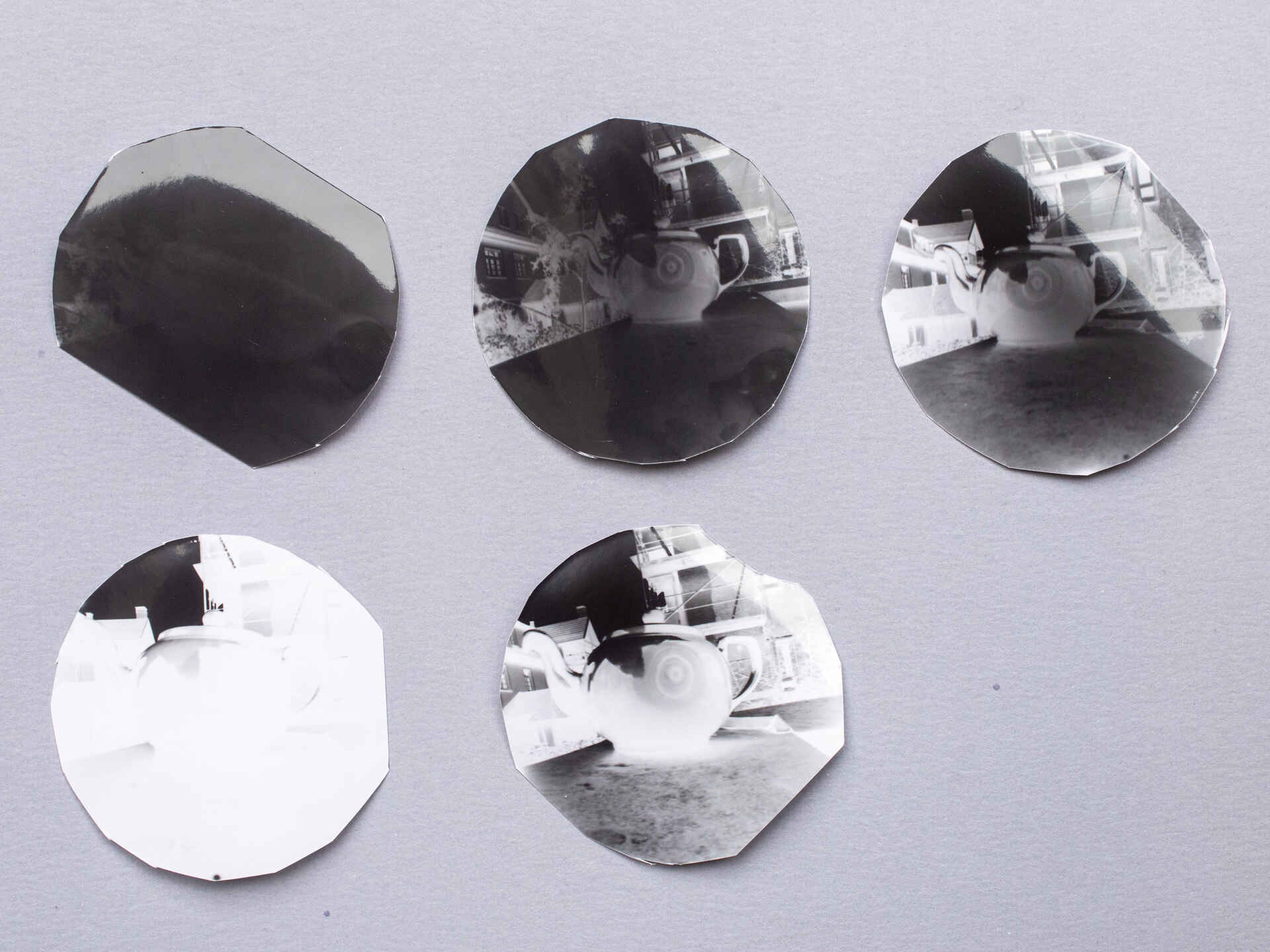 Schwarzweißbild (Repro von den original Papiernegativen): Fünf Lochkameraaufnahmen einer Teekanne. (Foto: Martin Frech, 2/2026)