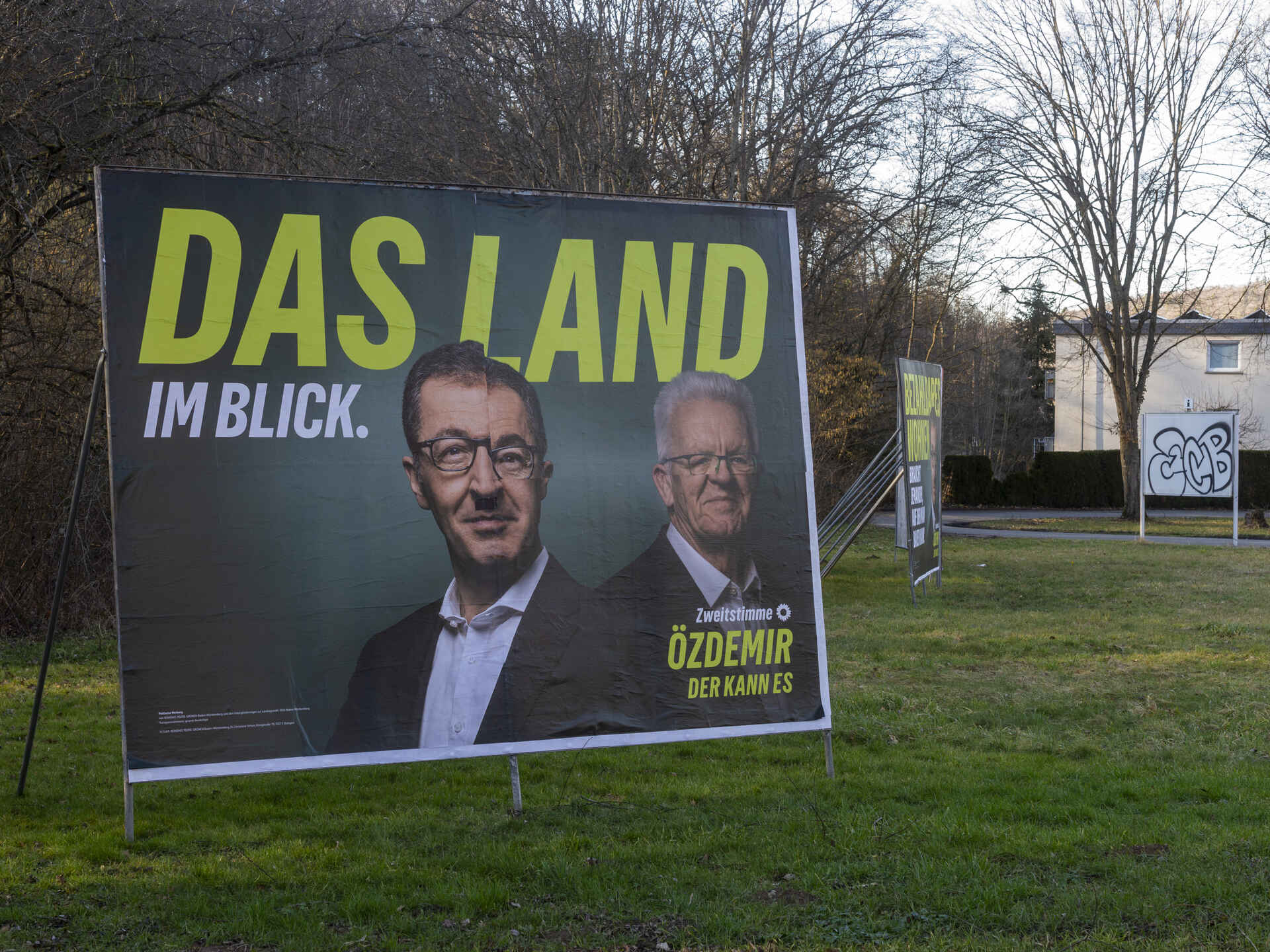 Farbbild (born-digital): Wahlplakat der Partei ›Die Grünen‹ zur Landtagswahl 2026 in Baden-Württemberg. Der Slogan lautet: ›Das Land im Blick‹. (Foto: Martin Frech, 2/2026)
