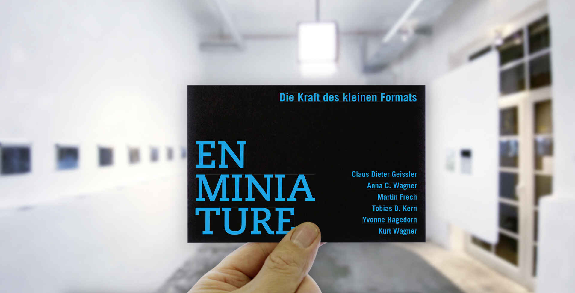 Kommen Sie gerne vorbei! (Foto: Tobias D. Kern, 9/2025) Farbfoto: Einladungskarte zur Ausstellung ›en miniature‹ der schaelpic photokunstbar in Köln. (Foto: Tobias D. Kern, 9/2025)