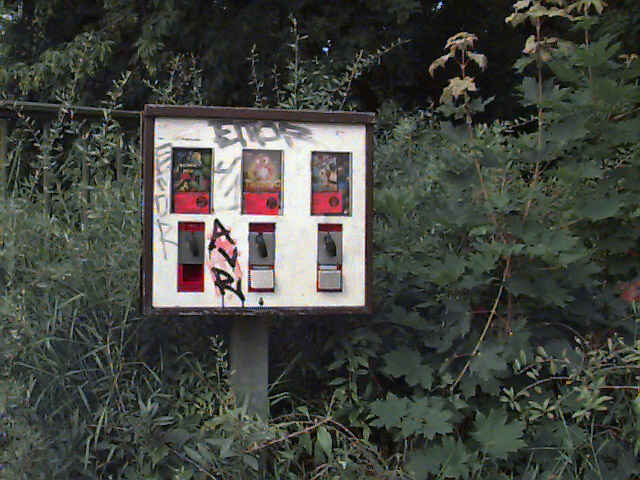 Kaugummiautomat in Berlin-Steglitz (Foto: Martin Frech) Farbbild eines Kaugummiautomaten in Berlin, aufgenommen mit der Apple QuickTake 100. (Foto: Martin Frech)