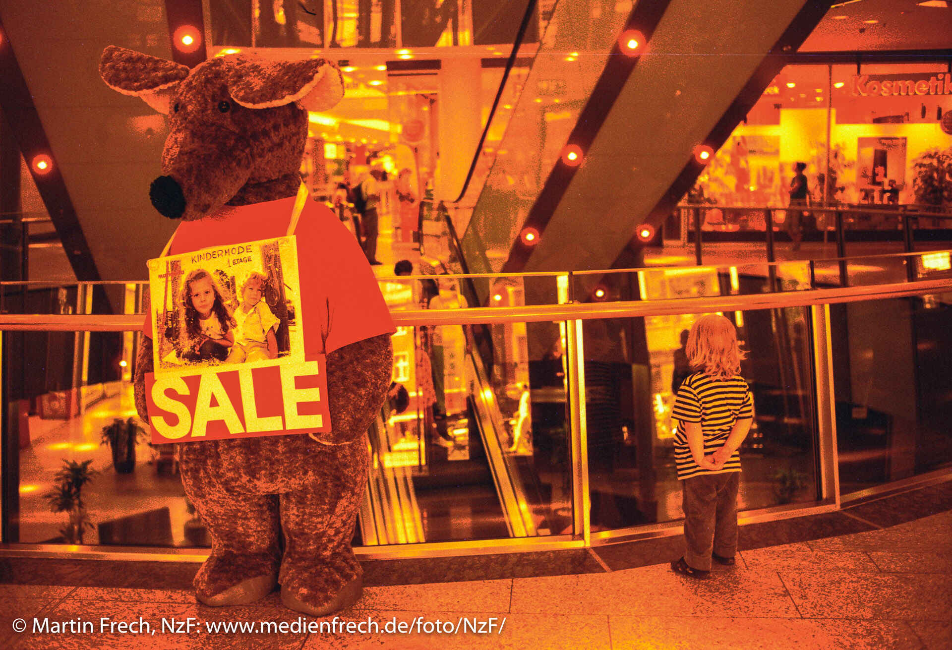 © Martin Frech: Kaufhaus, Berlin (Juli 2009, redscale)