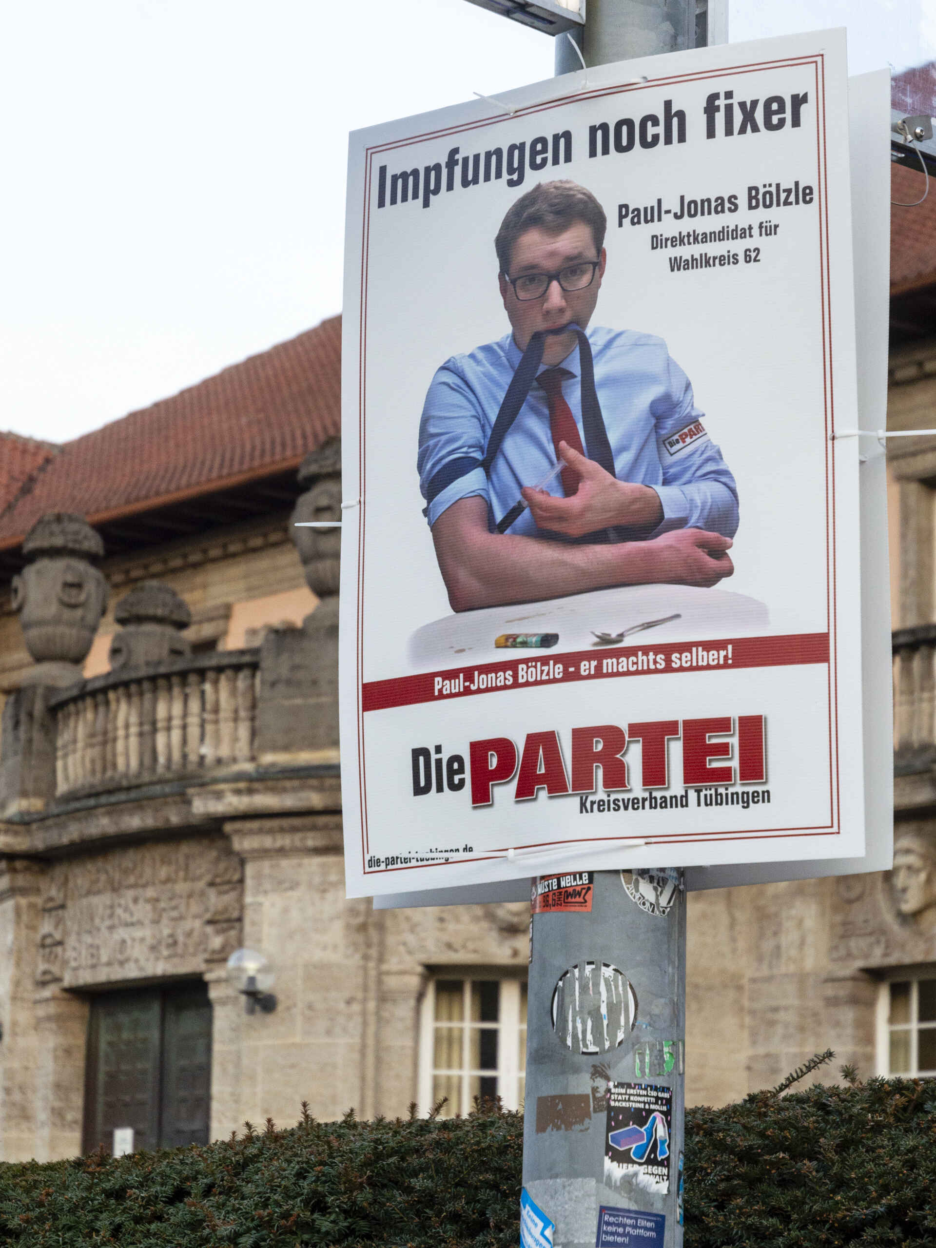 Farbbild (born-digital): Wahlplakat der Partei mit einer Referenz auf die Corona-Impfungen in Tübingen. (Foto: Martin Frech, 2/2021)