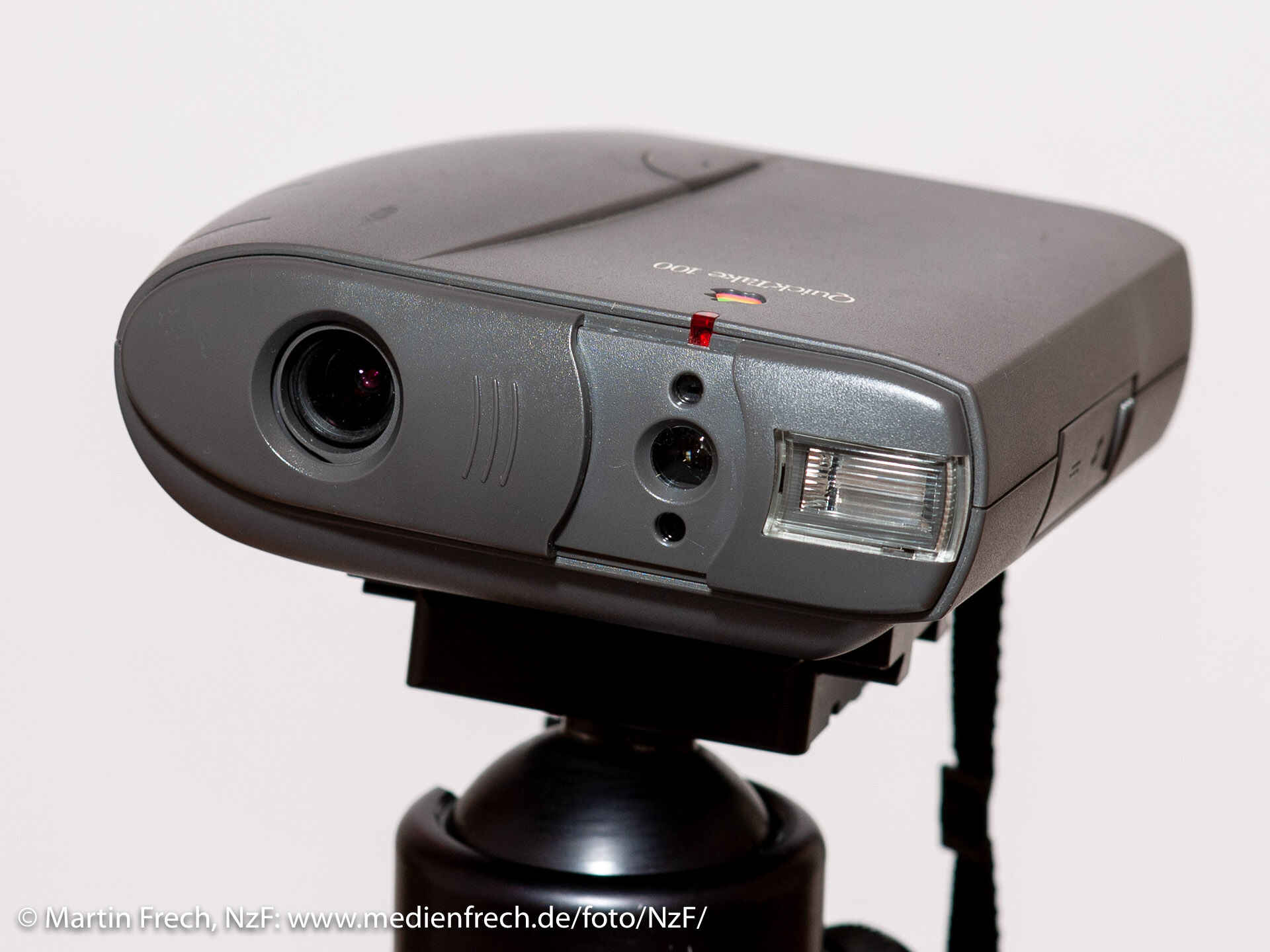 Farbbild: Frontalansicht der Digitalkamera Apple QuickTake 100 (Foto: Martin Frech, 6/2009)