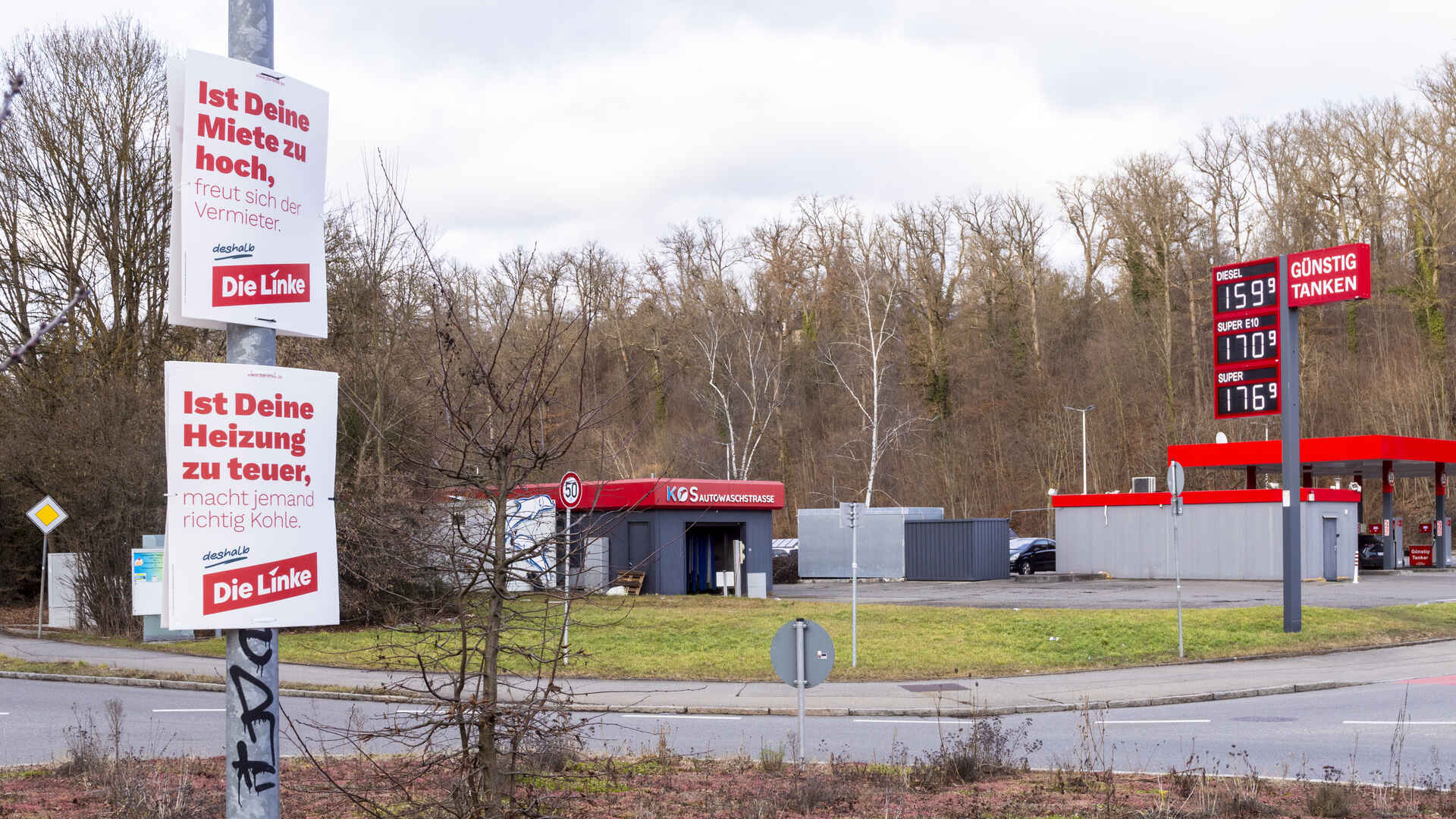 Farbbild (born-digital): Wahlplakate der Partei Die Linke in Tübingen zur Bundestagswahl 2025, im Hintergrund eine Tankstelle. (Foto: Martin Frech, 1/2025)