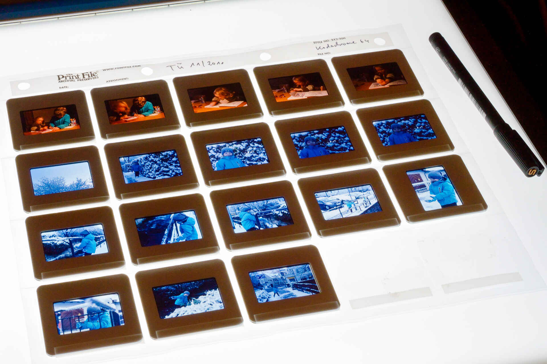 Meine letzten Kodachrome-64-Dias auf der Leuchtplatte. (Foto: Martin Frech) Farbbild: Kodachrome-64-Dias auf einer Leuchtplatte (Foto: Martin Frech)