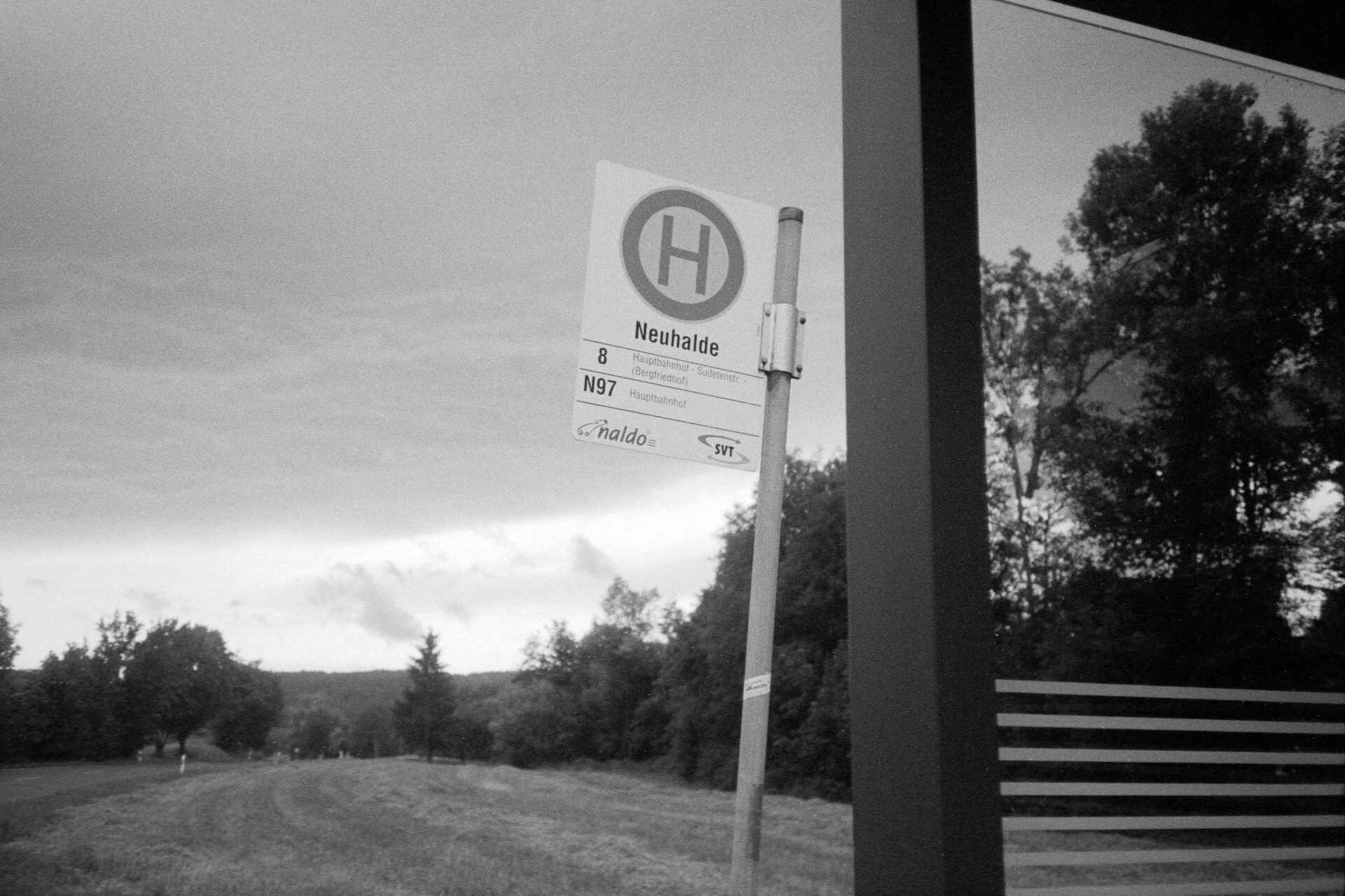 Bushaltestelle (Yashica T5, Kentmere 400, Kodak HC-110; Scan mit Nikon Super-Coolscan 4000 ED) (Foto: Martin Frech, 8/2013) Schwarzweißbild: Bushaltestellenschild (Foto: Martin Frech, 8/2013)