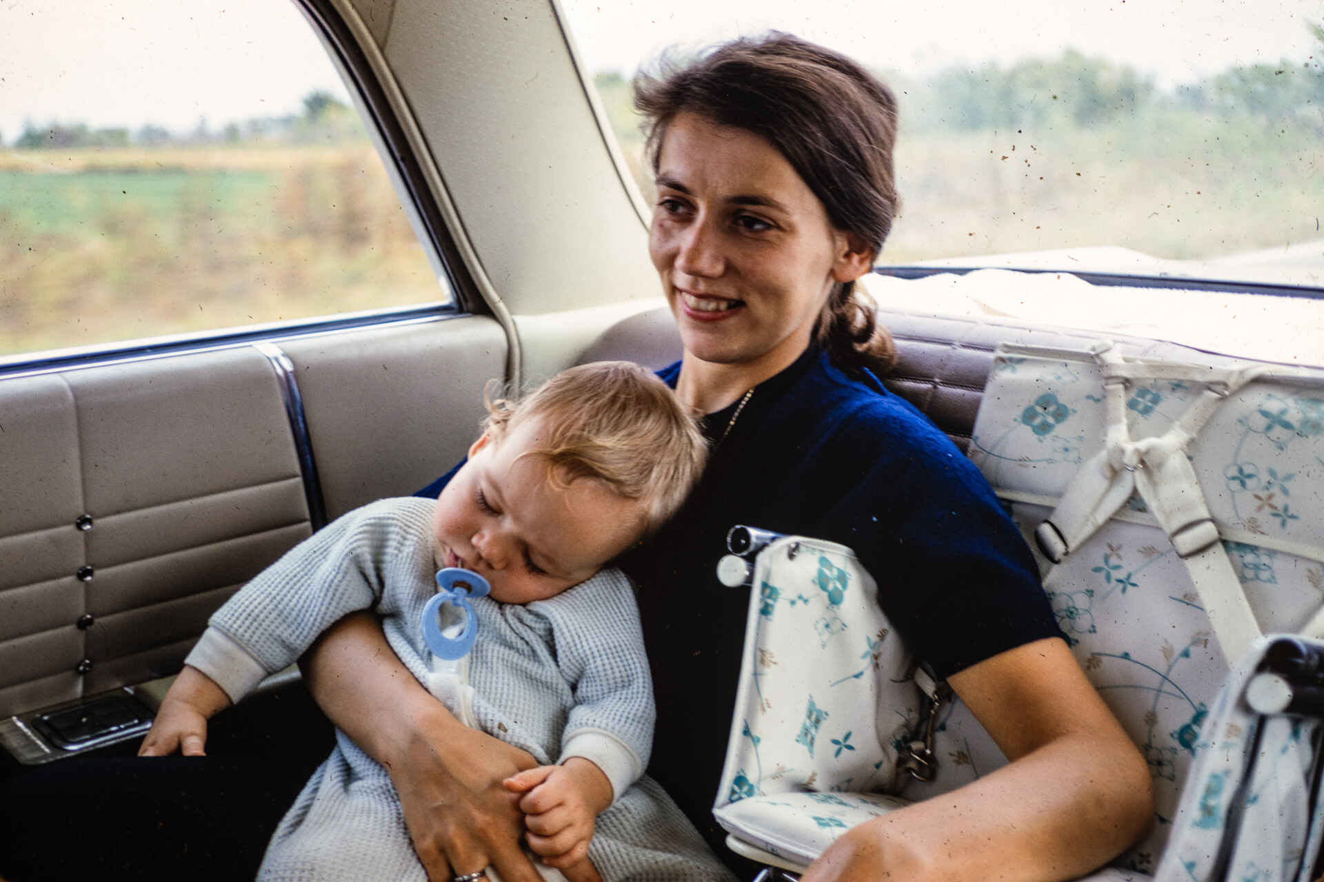 Der American Way of Life: Meine Tante mit meinem Cousin 1968 in Kalifornien (Foto: Martin Frech) Farbbild: Eine Frau mit Kind auf dem Schoß sitzt auf der Rückbank eines Autos (Foto: Martin Frech)