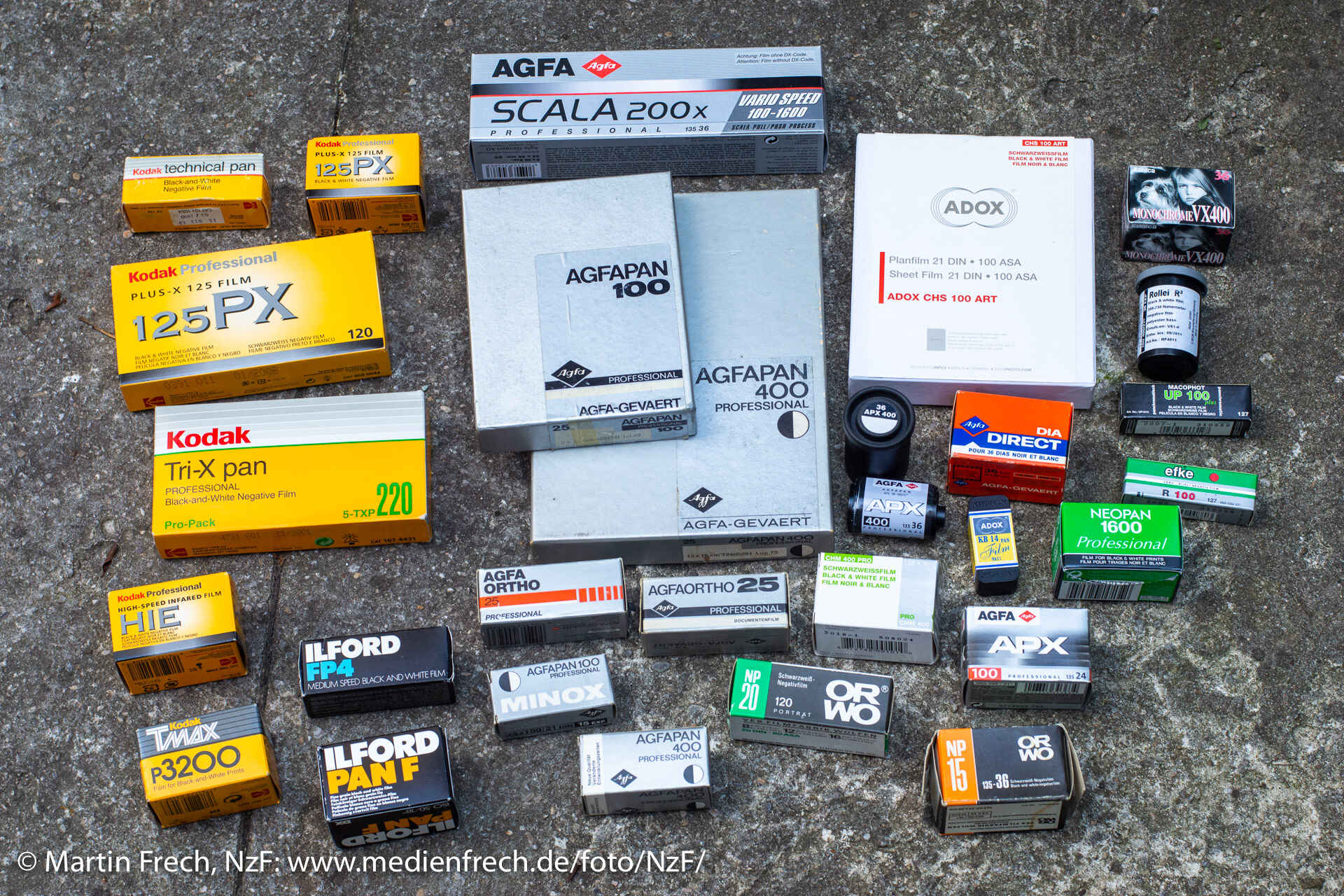 Farbbild: Verpackungen von Filmen verschiedener Hersteller. (Foto: Martin Frech, 7/2013)