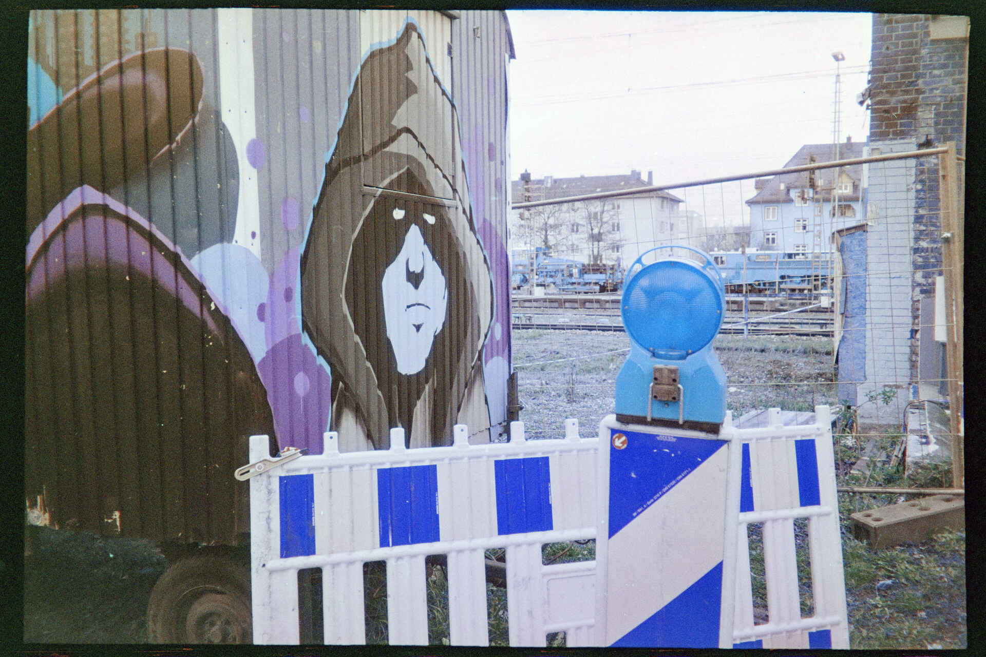 Farbbild (invertiertes Digitalisat des Falschfarben-Colornegativs): Detail einer Baustelle (Foto: Martin Frech, 3/2026)