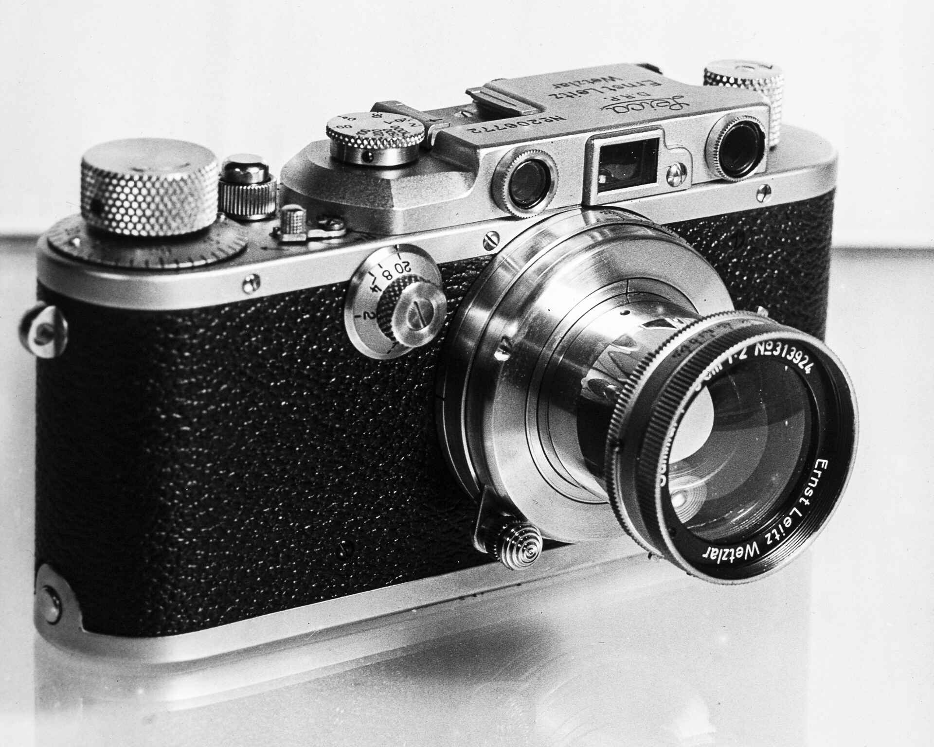 Leica IIIa (Ser.-Nr. 206772) mit Objektiv Summar 2.0/5cm (Ser.-Nr. 313924); Frontansicht, schwarzweiß, hist. Aufnahme (Foto: StadtA Rt./Dohm, 6/1936)