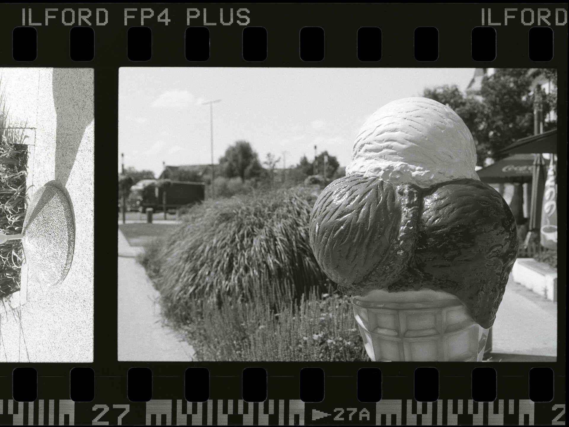 Schwarzweißbild: Überdimensionierte Werbe-Eistüte in Reutlingen vor dem Tübinger Tor. (Foto: Martin Frech, 6/2025)