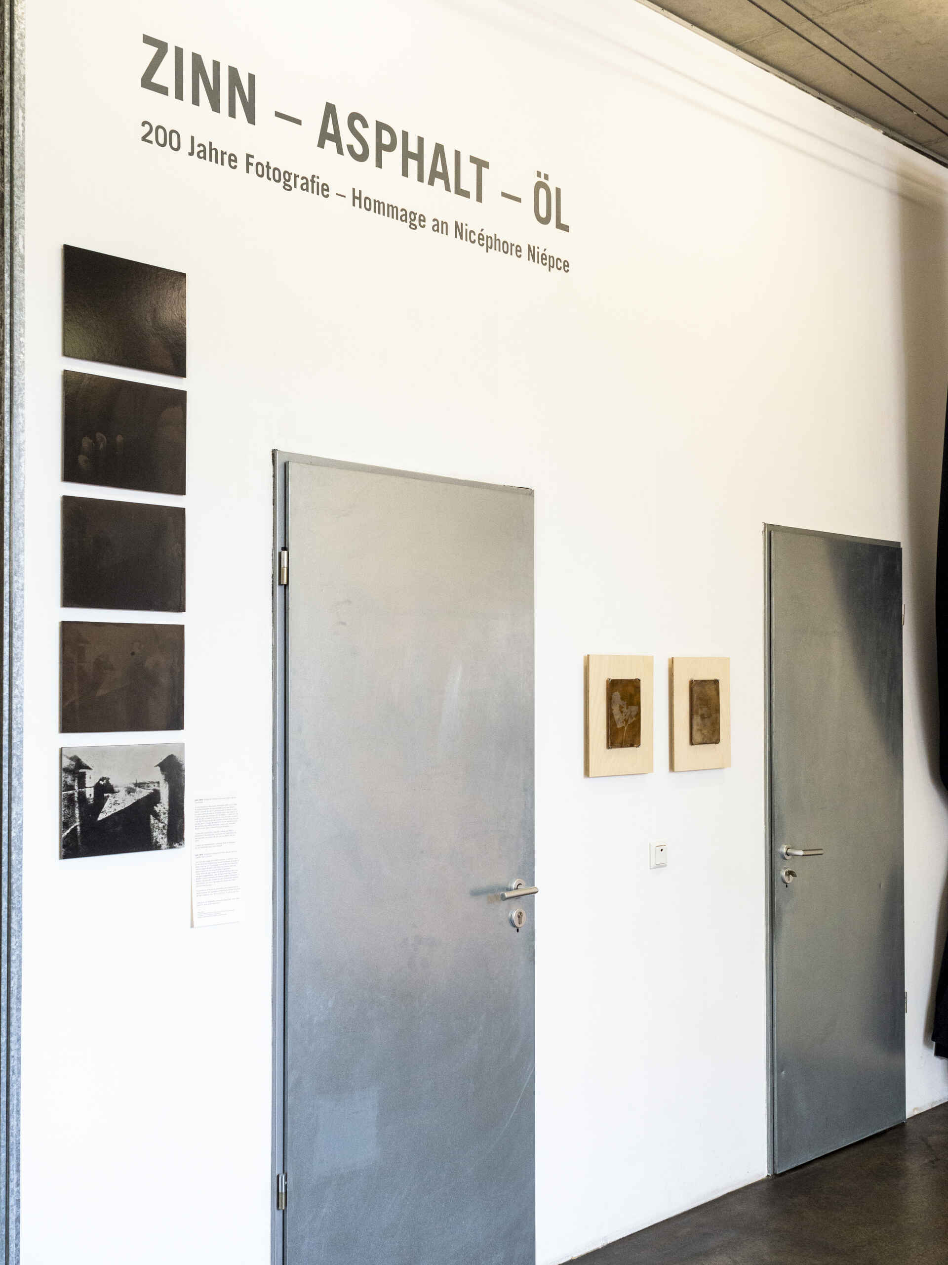Farbbild (born digital): Installationsansicht aus der Ausstellung  ›200 Jahre Fotografie‹ in der schaelpic, Köln.