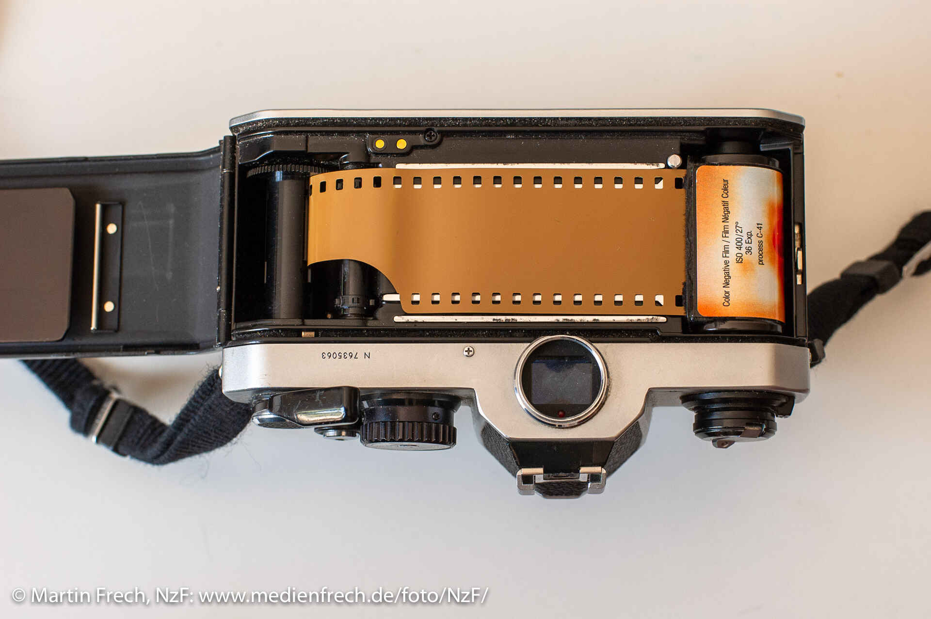 © Martin Frech: Einlegen des Rollei Redbird 400 in die Kamera: Die Schichtseite zeigt zur Rückwand. © Martin Frech: Einlegen des Rollei Redbird 400 in die Kamera: Die Schichtseite zeigt zur Rückwand.