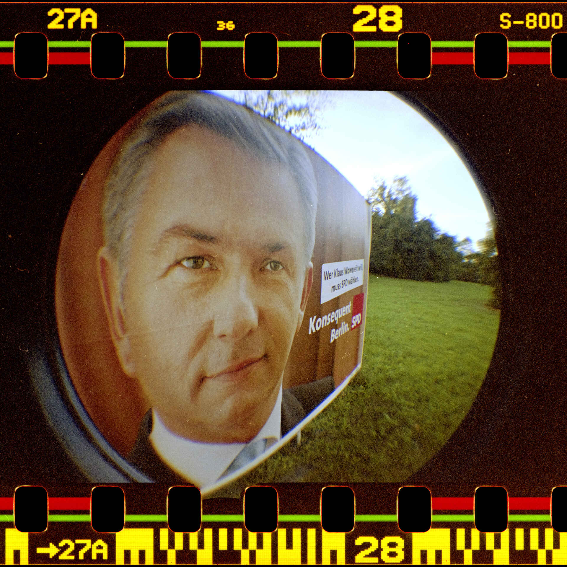 Farbbild (Scan vom Fuji-Superia-800-Negativ): Portrait von Klaus Wowereit (SPD) auf einem Wahlplakat zur Wahl des Abgeordnetenhauses in Berlin.