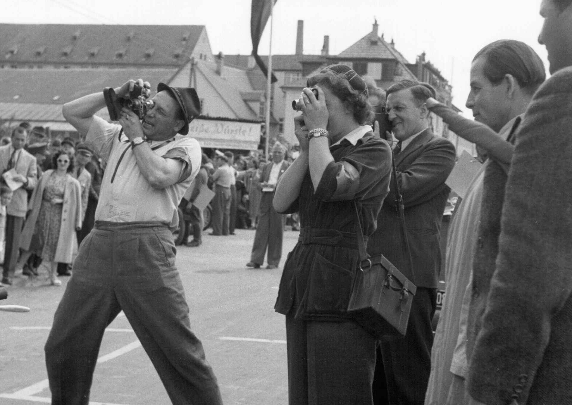 Fotografinnen und Fotografen bei der Arbeit (Foto: StadtA Rt./Dohm, 1949) Schwarzweißfoto: Fotografinnen und Fotografen bei der Arbeit. (Foto: StadtA Rt./Dohm, 1949)