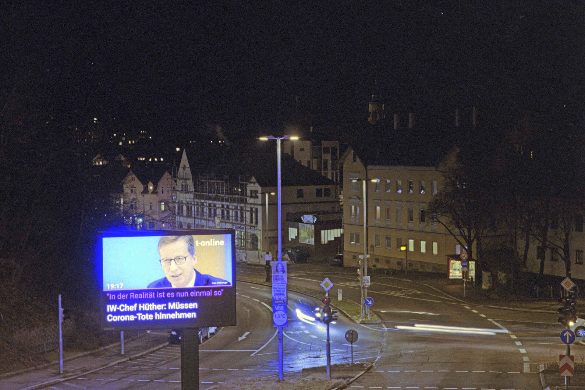 Farbbild (Scan vom Kodak-Ultramax-400-Negativ): Zitat zu Corona-Toten von Michael Hüther (Direktor des Instituts der deutschen Wirtschaft in Köln), nachts auf einer selbstleuchtenden Werbetafel in Tübingen. (Foto: Martin Frech, 2/2021)