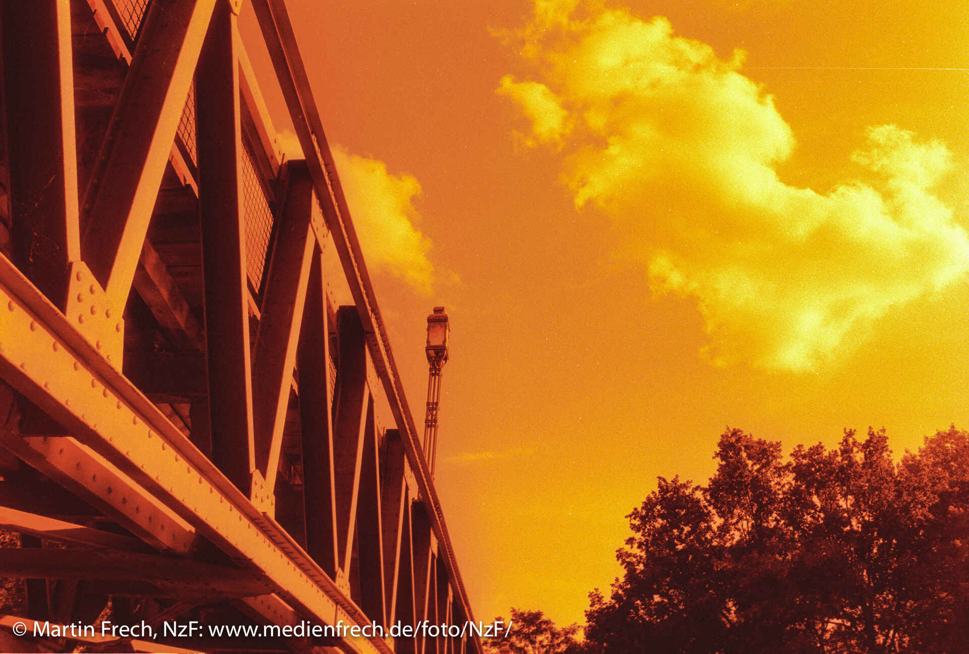 © Martin Frech: Edenkobener Steg, Berlin (Juli 2009, redscale) © Martin Frech: Edenkobener Steg, Berlin (Juli 2009, redscale)