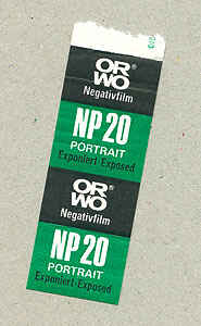 ORWO NP 20: Kleber zum Verschließen des belichteten Rollfilms (Foto: Martin Frech, 5/2009) Scan des Klebebands zum Verschließen des belichteten Rollfilms. (Foto: Martin Frech, 5/2009)