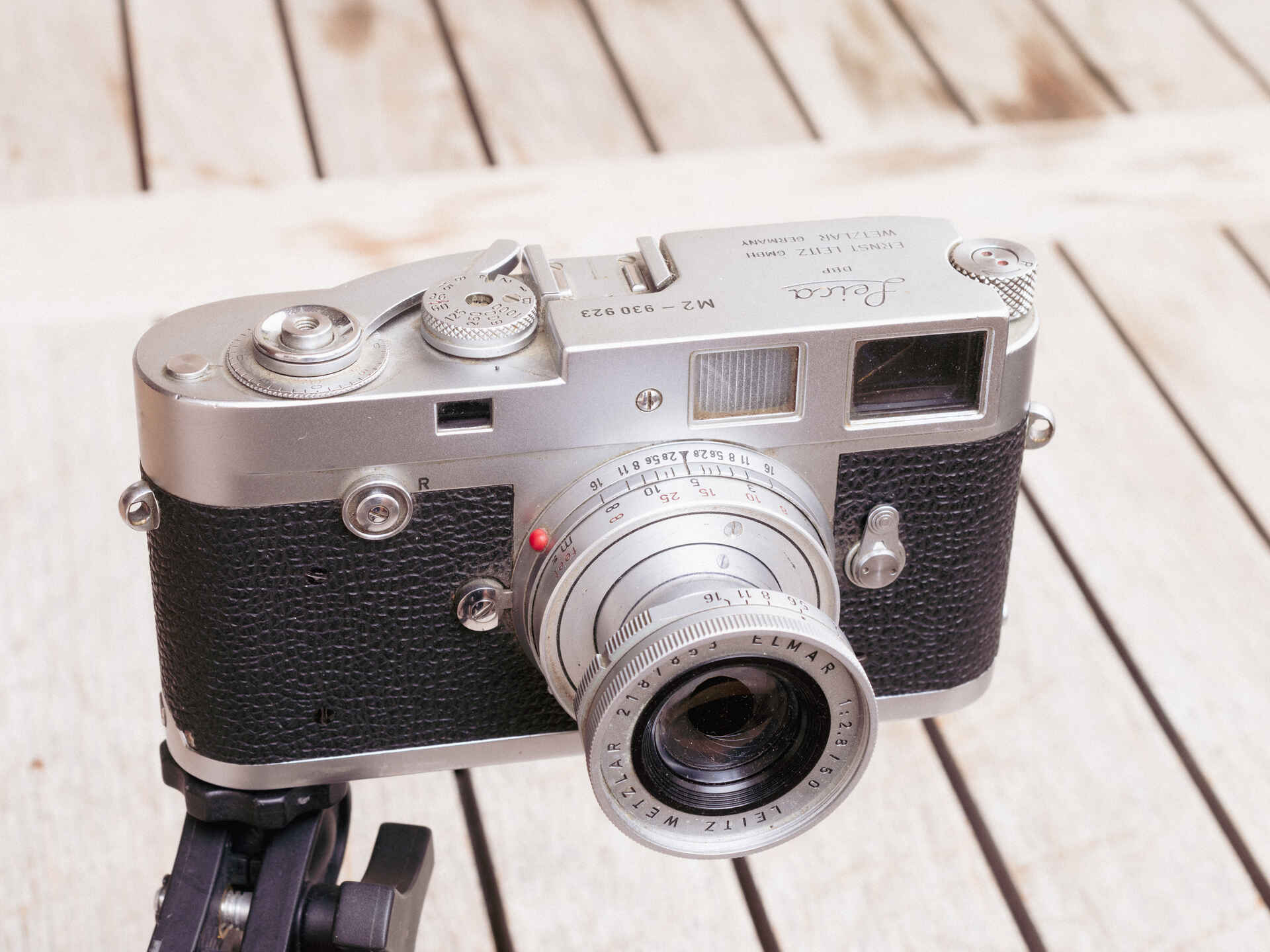 Leica M2 mit ausgezogenem Normalobjektiv Elmar (Foto: Martin Frech, 8/2025) Farbbild: Leica M2 mit ausgezogenem Objektiv Elmar 2.8/50mm; Frontansicht (Foto: Martin Frech, 8/2025)