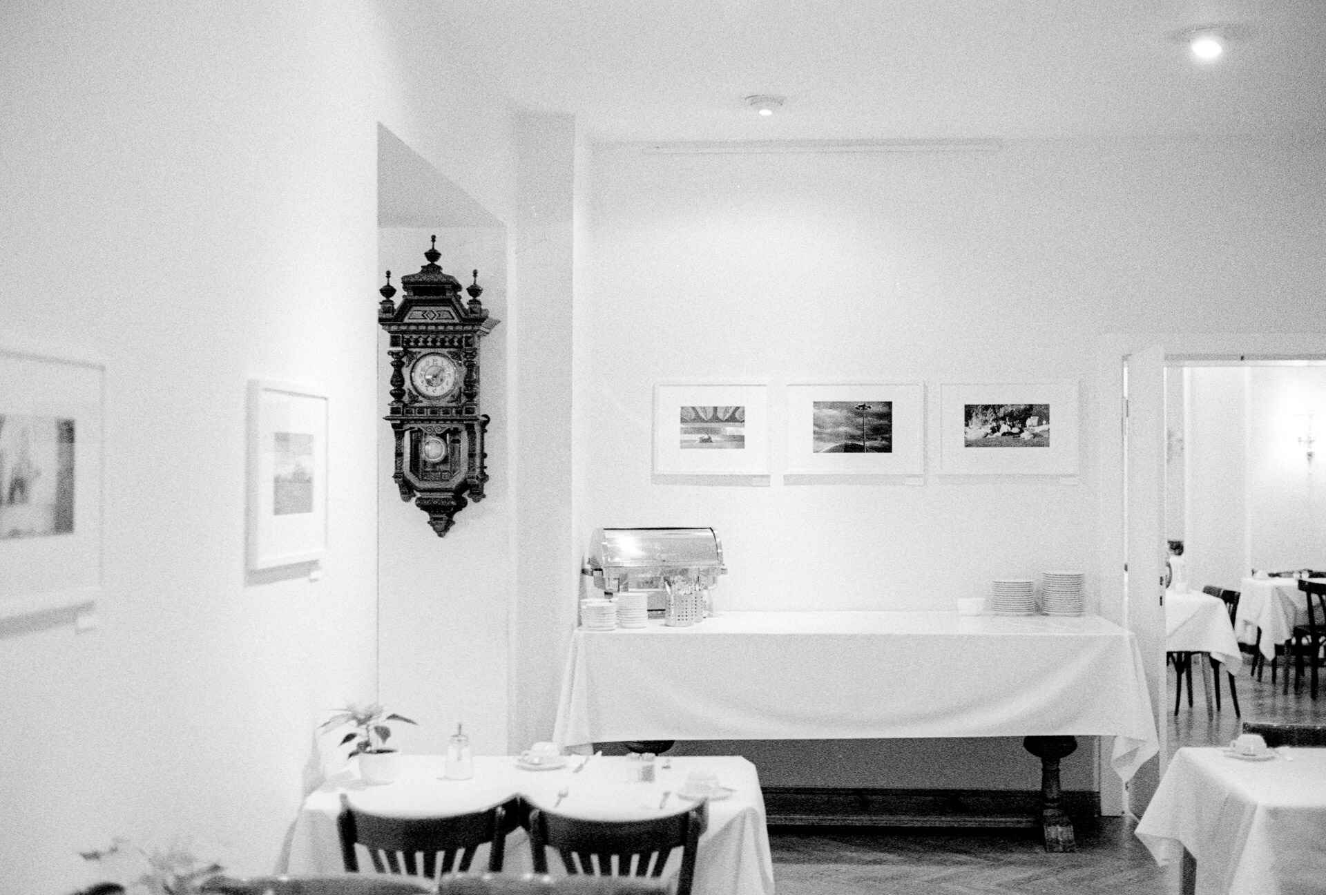 Photoplatz, Berlin. (Foto: Martin Frech, 1/2008) Speisesaal eines Hotels ohne Personen; an den Wänden hängen gerahmte Fotos. (Foto: Martin Frech, 1/2008)
