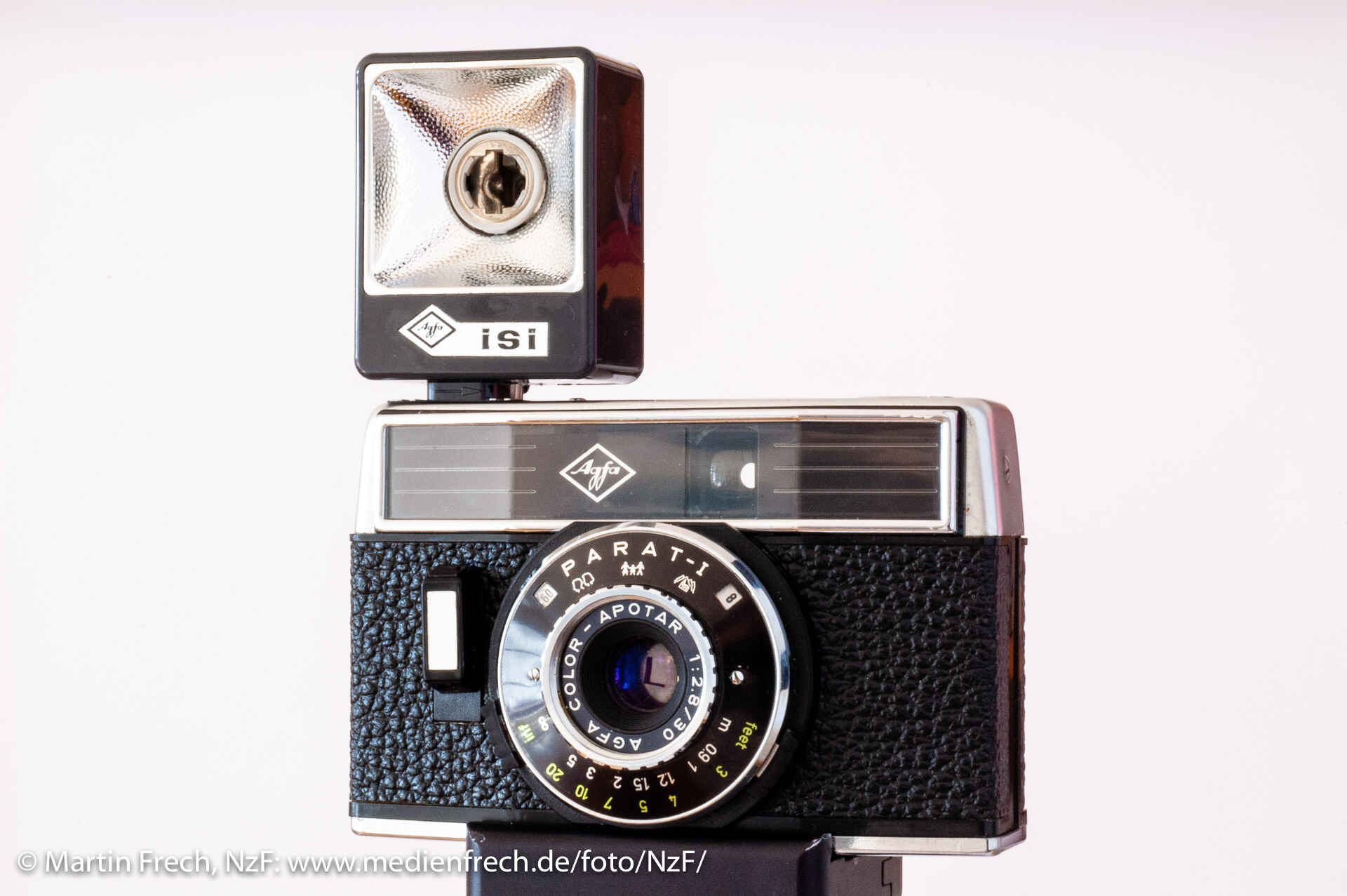 Farbbild: Agfa Parat-I mit im Blitzschuh montiertem Blitz isi (ohne Blitzbirnchen) (Foto: Martin Frech, 4/2007)
