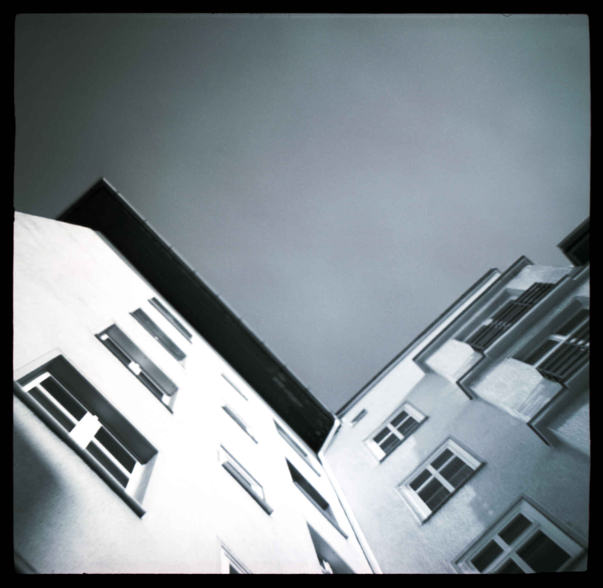 Schwarzweißbild: Ein Mietshaus in Berlin in Untersicht (Foto: Martin Frech, 6/2009)