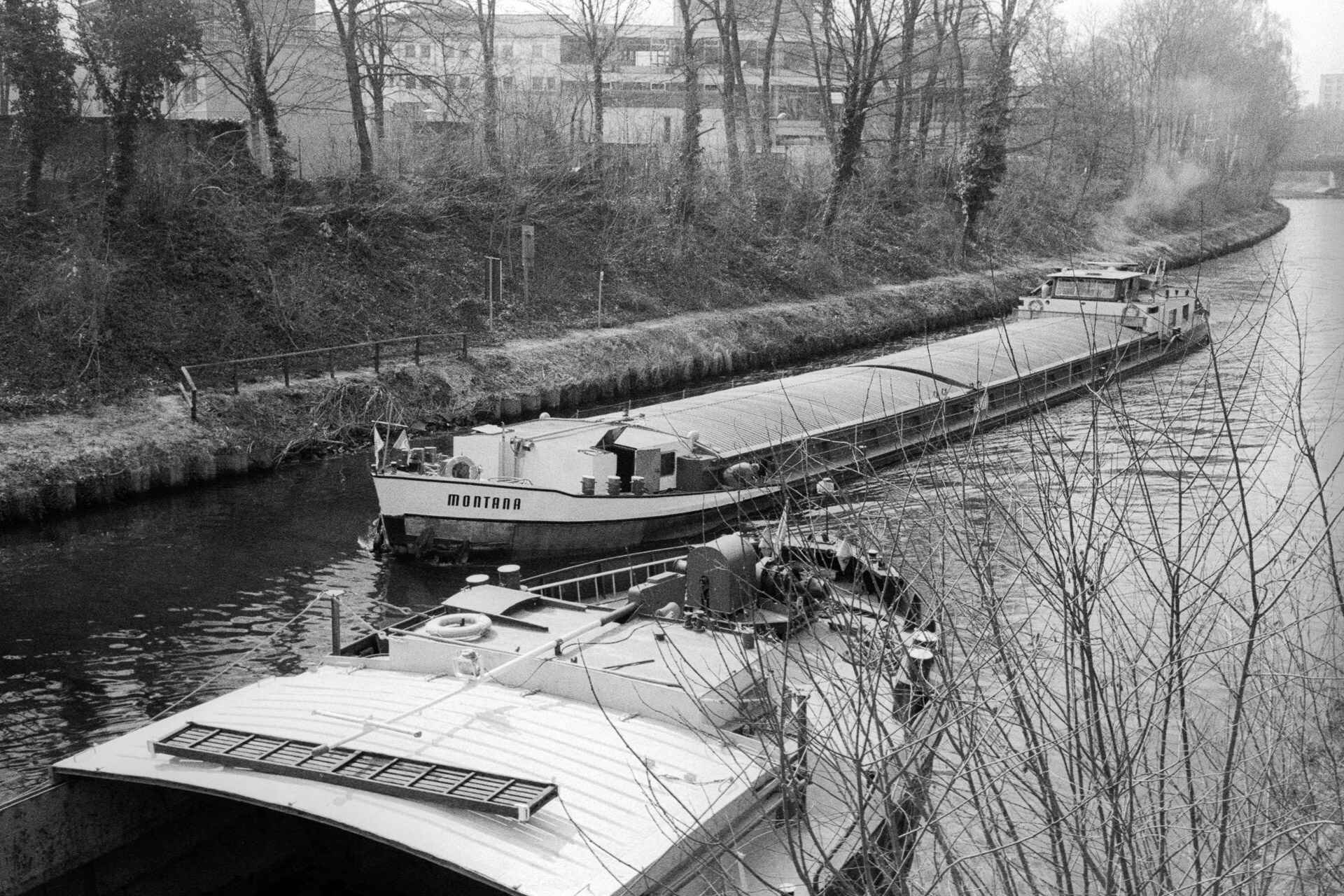Am Teltowkanal in Berlin (Foto: Martin Frech, 1/2008) Schwarzweißbild: Zwei Lastkähne auf dem Teltowkanal in Berlin (Foto: Martin Frech, 1/2008)