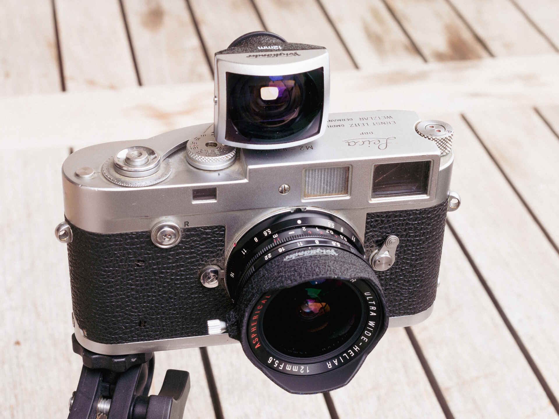 Leica M2 mit Objektiv Voigtländer Heliar 5.6/12mm und aufgesetztem Sucher (Foto: Martin Frech, 8/2025) Farbbild: Leica M2 mit Objektiv Voigtländer Heliar 5.6/12mm und aufgesetztem Sucher; Frontansicht (Foto: Martin Frech, 8/2025)