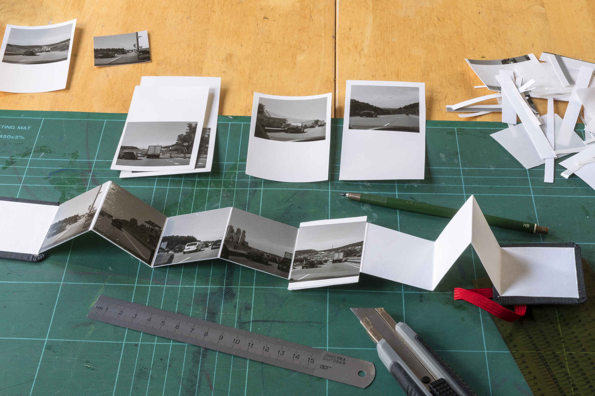 Farbfoto (born-digital): Das Bild zeigt ein teilweise mit Fotos beklebtes Leporello. (Foto: Martin Frech, 10/2025)