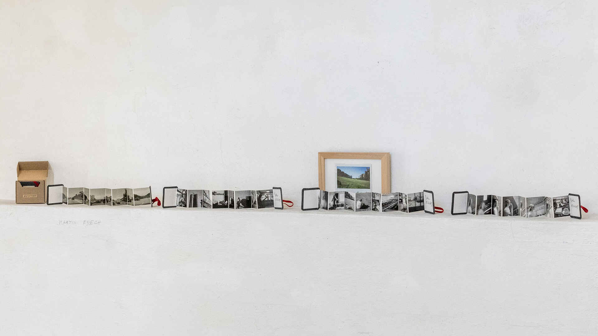 Meine Tagebüchlein auf einem Sims. (Foto: Martin Frech, 11/2025) Farbbild (born digital): Meine Leporellos in der Ausstellung ›en miniature‹ im Kunsthaus Rhenania in Köln. (Foto: Martin Frech, 11/2025)