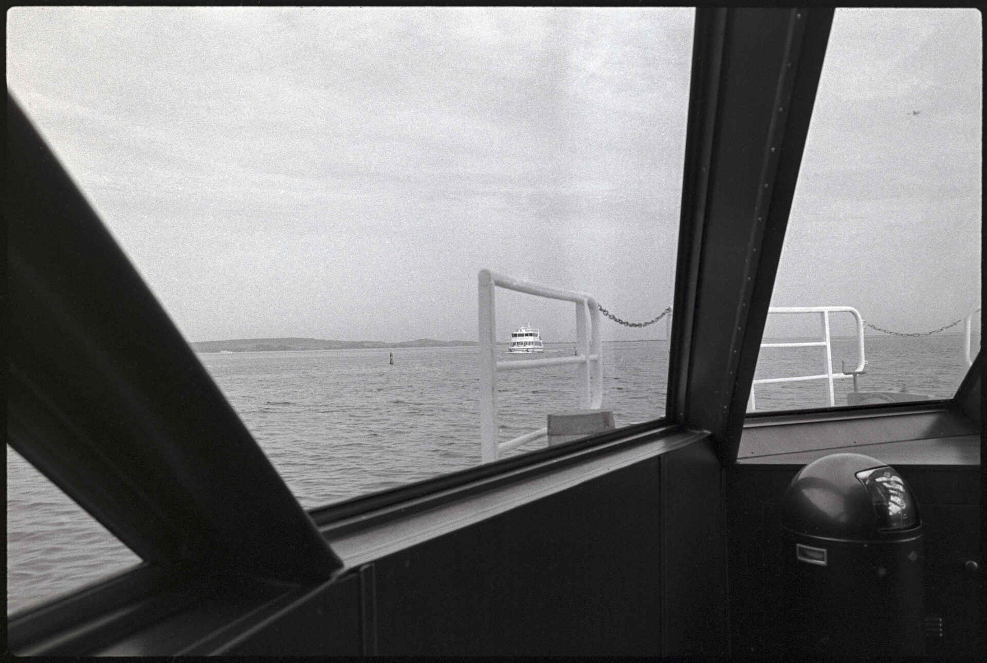 Ostsee vor Hiddensee (Foto: Martin Frech, 9/2026) Schwarzweißbild (digitalisiert vom Kodak-Tri-X-Kleinbild-Negativ): Blick aus einer Fähre von Schaprode nach Hiddensee auf die Ostsee und eine entgegenkommende Fähre.
