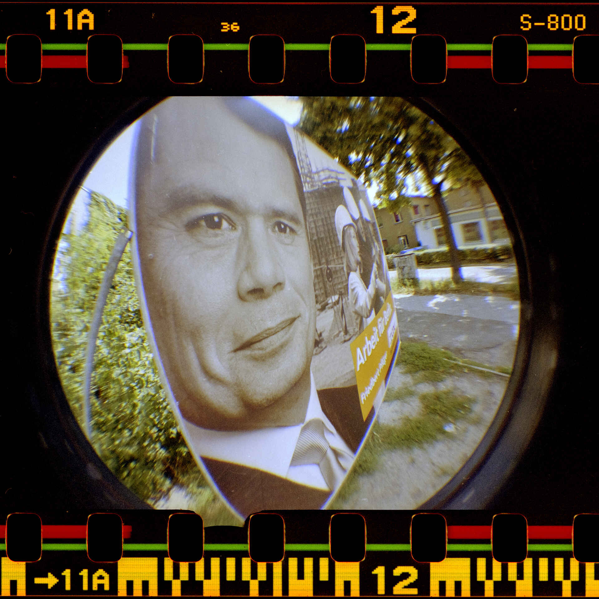 Friedbert Pflüger (CDU) (Foto: Martin Frech, 9/2006) Farbbild (Scan vom Fuji-Superia-800-Negativ): Portrait von Friedbert Pflüger (CDU) auf einem Wahlplakat zur Wahl des Abgeordnetenhauses in Berlin.