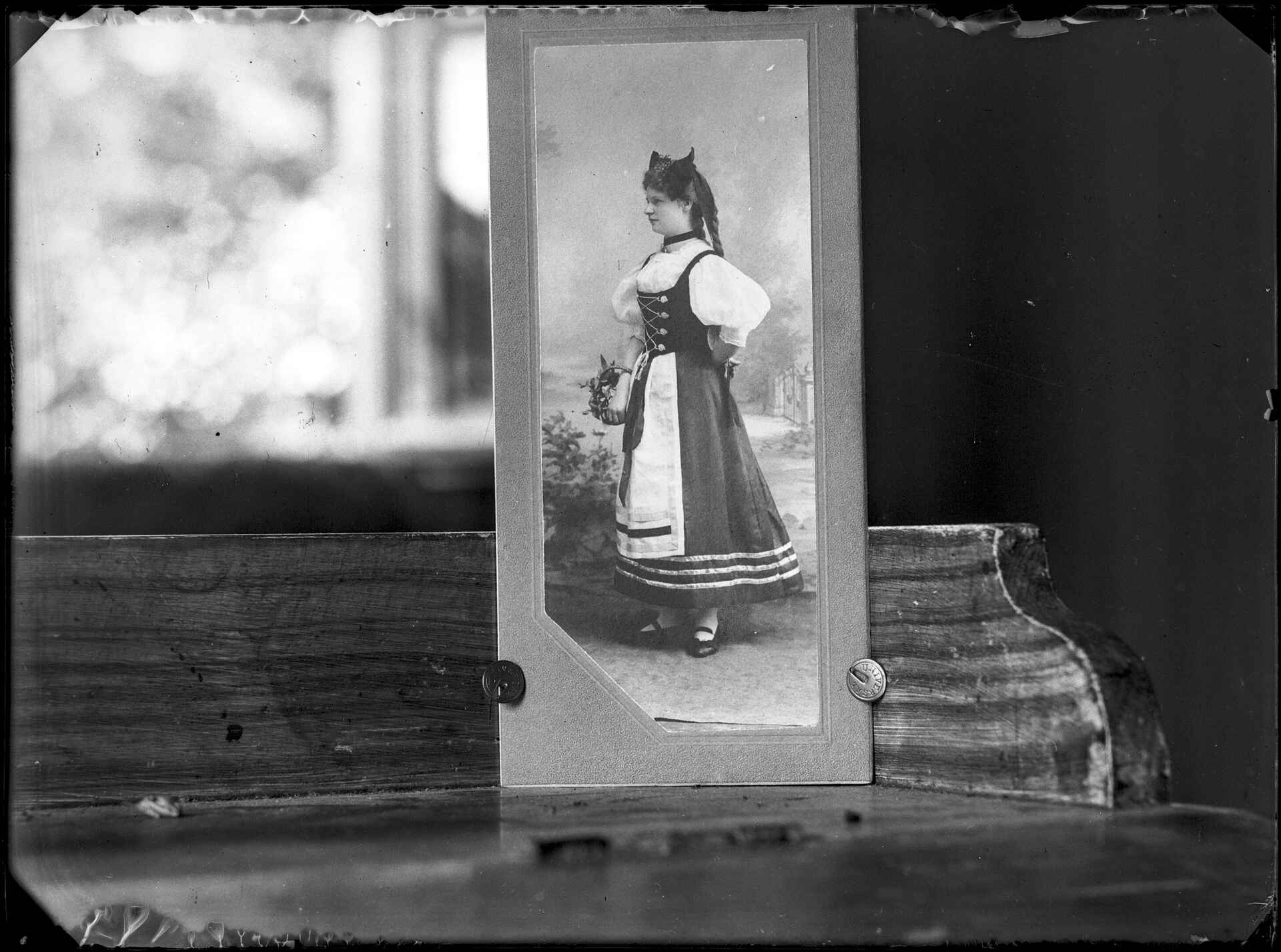 Schwarzweißbild: Digitale Reproduktion eines Glasnegativs, das die Reproduktion einer Fotografie; ca. 1905 (Bildautor unbekannt, Repro: Martin Frech).