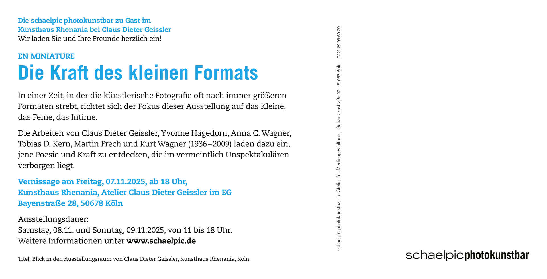 Farbfoto (born-digital): Einladungskarte zur Ausstellung ›en miniature‹ der schaelpic photokunstbar in Köln. (Foto: Tobias D. Kern, 9/2025)