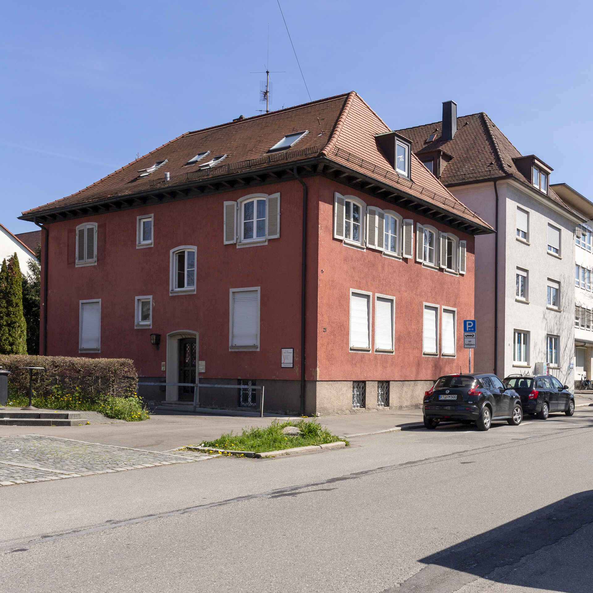 Dasselbe Haus auf der Kaiserstraße in Reutlingen, 50 Jahre später (Foto: Martin Frech, 4/2026) Farbbild (born digital): Außenansicht Haus Kaiserstraße 21 in Reutlingen.