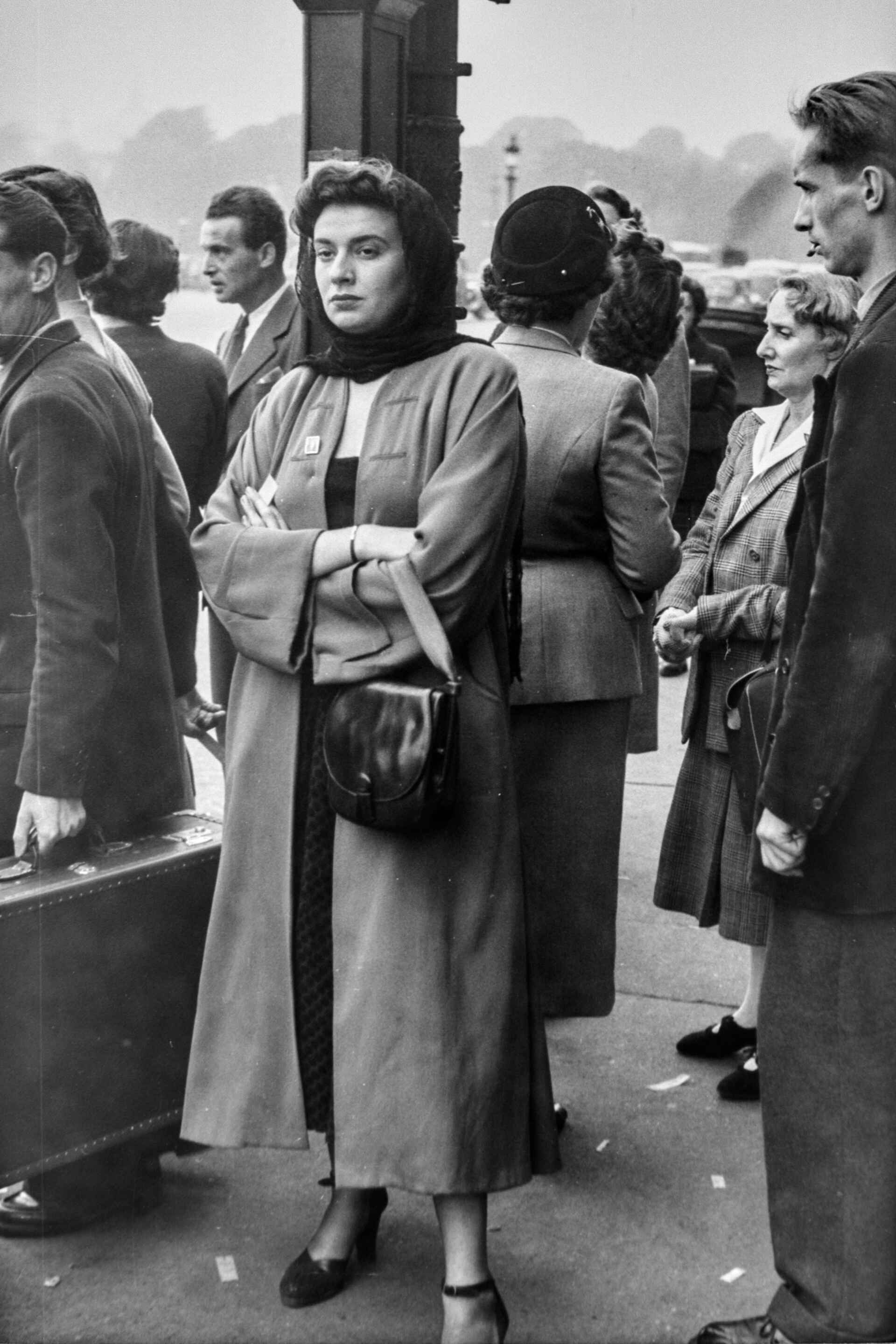 Conditio humana (Foto: StadtA Rt./Dohm, 10/1949) Schwarzweißfoto: Personen an einer Bushaltestelle in Paris (Foto: StadtA Rt./Dohm, 10/1949)