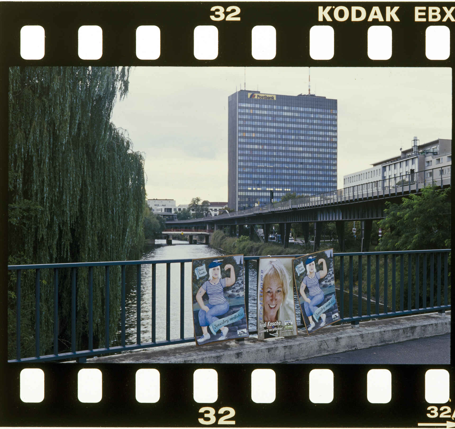Heidi-Kosche (Grüne) (Foto: Martin Frech, 9/2006) Farbbild (Scan vom Fuji-Superia-800-Negativ): Wahlplakate von Heidi Kosche (Grüne) in Berlin-Kreuzberg zur Wahl des Abgeordnetenhauses in Berlin.