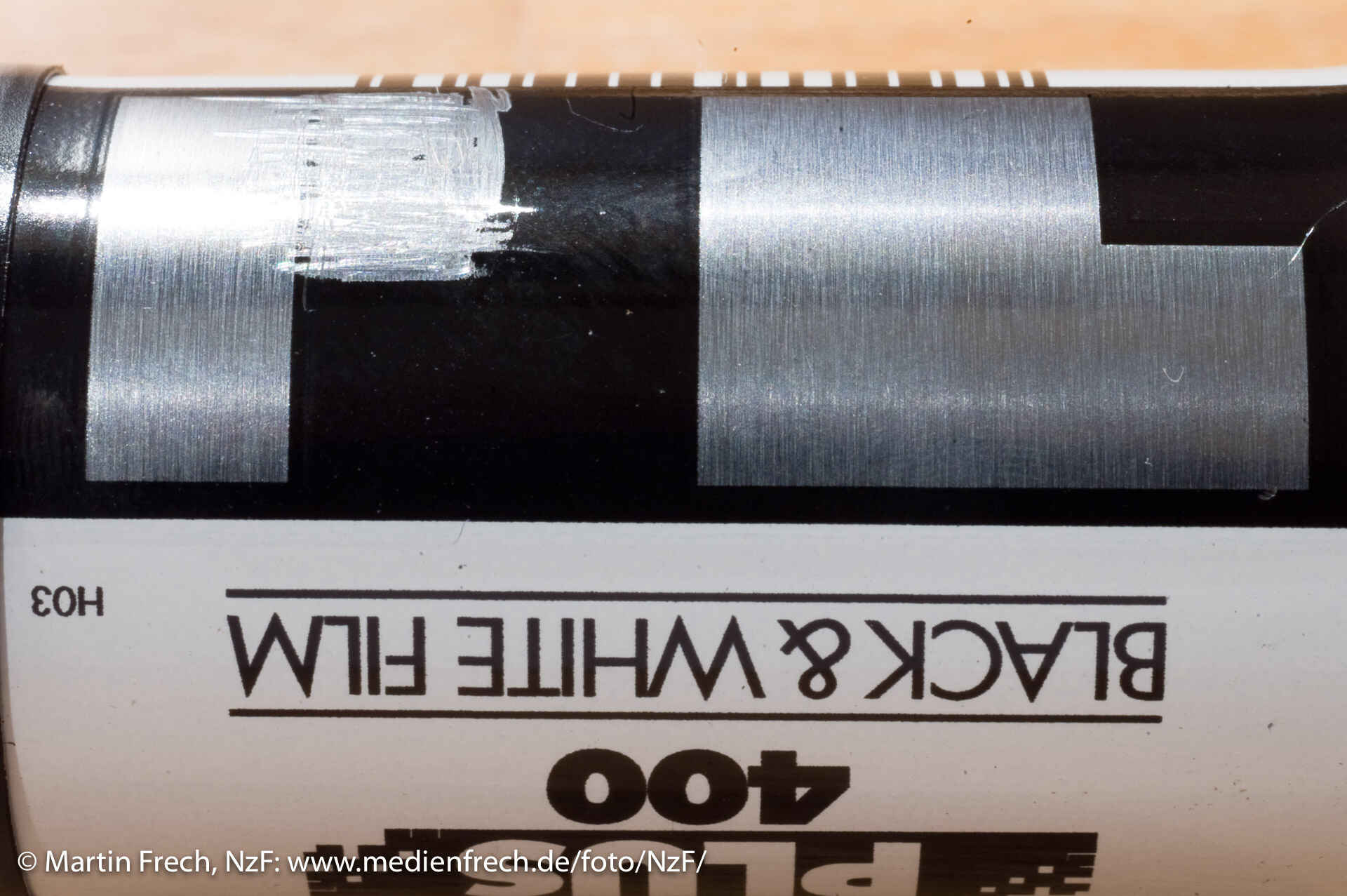 Farbbild: Detailansicht einer HP5-Filmpatrone mit händisch von ISO 400 auf ISO 800 geändertem DX-Code (Foto: Martin Frech, 12/2007)