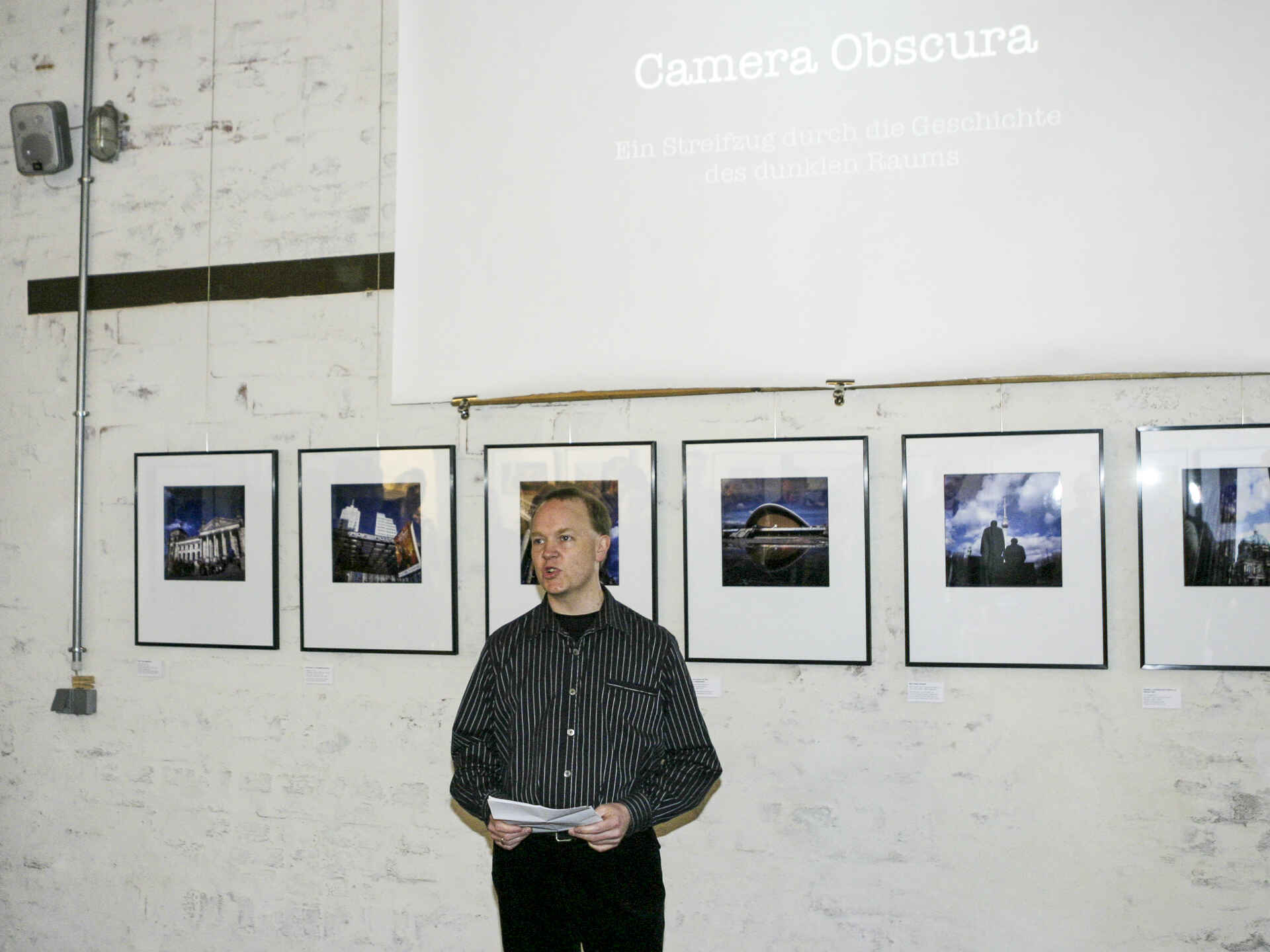 Vermittlung war uns von Anfang an wichtig: Vor 20 Jahren habe ich zur Geschichte der Camera obscura geredet. An der Wand hängen Bilder aus meiner Arbeit ›sehens wert‹. (Foto: Andrea Jecke, 4/2006) Farbbild (born digital): Martin Frech hält einen Vortrag zur Camera obscura.