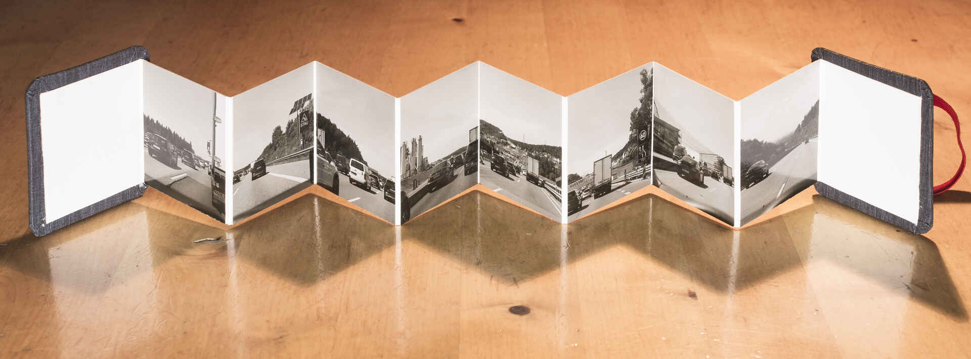 Das Leporello ›Enztalquerung‹ (Foto: Martin Frech, 10/2025) Farbfoto: Das Bild zeigt ein mit Fotos beklebtes Leporello. (Foto: Martin Frech, 10/2025)