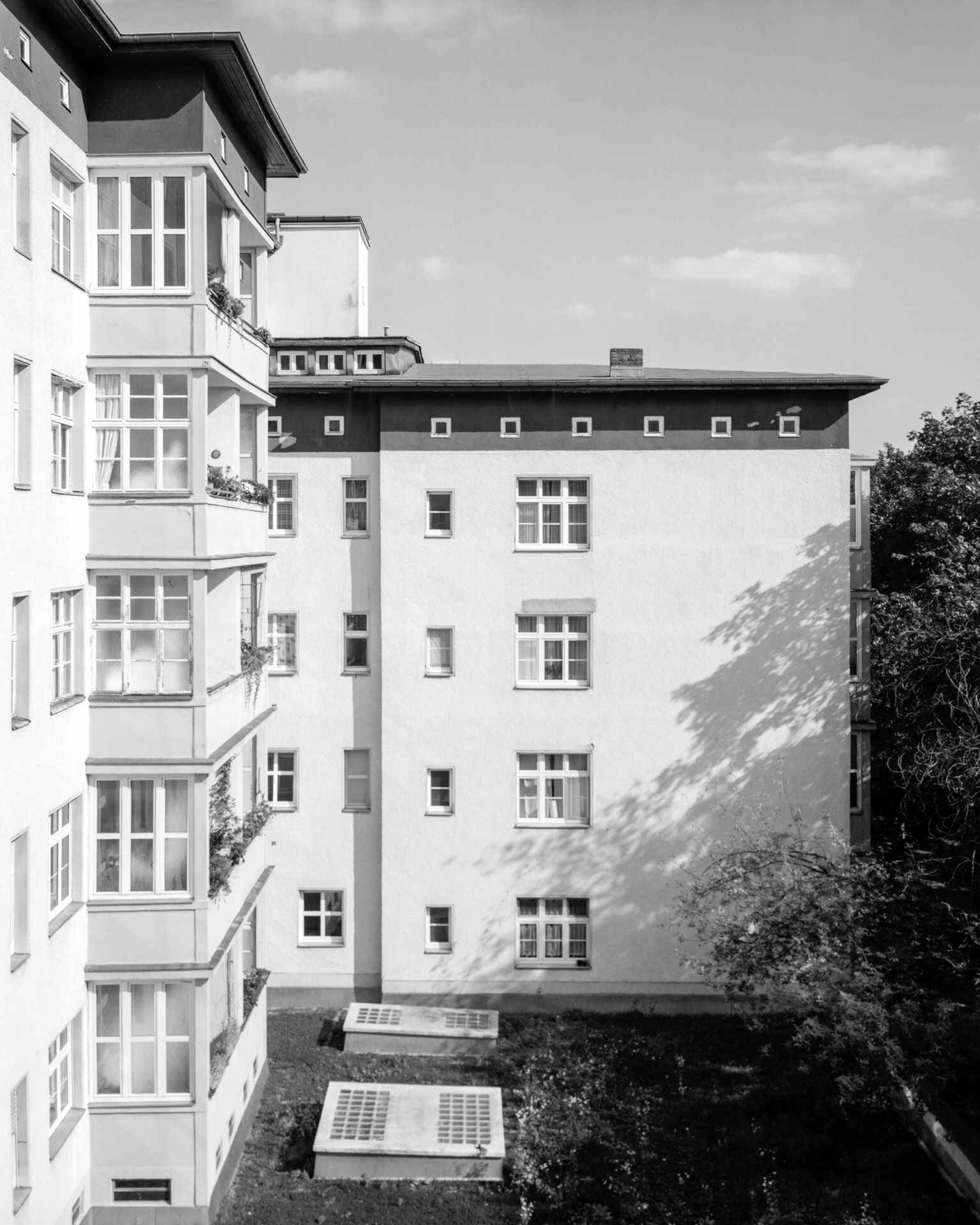 Schwarzweißfoto: Wohnhaus in der Borstellstraße (Berlin, Architekt: Rudolf Maté) (Foto: Martin Frech, 9/2007)
