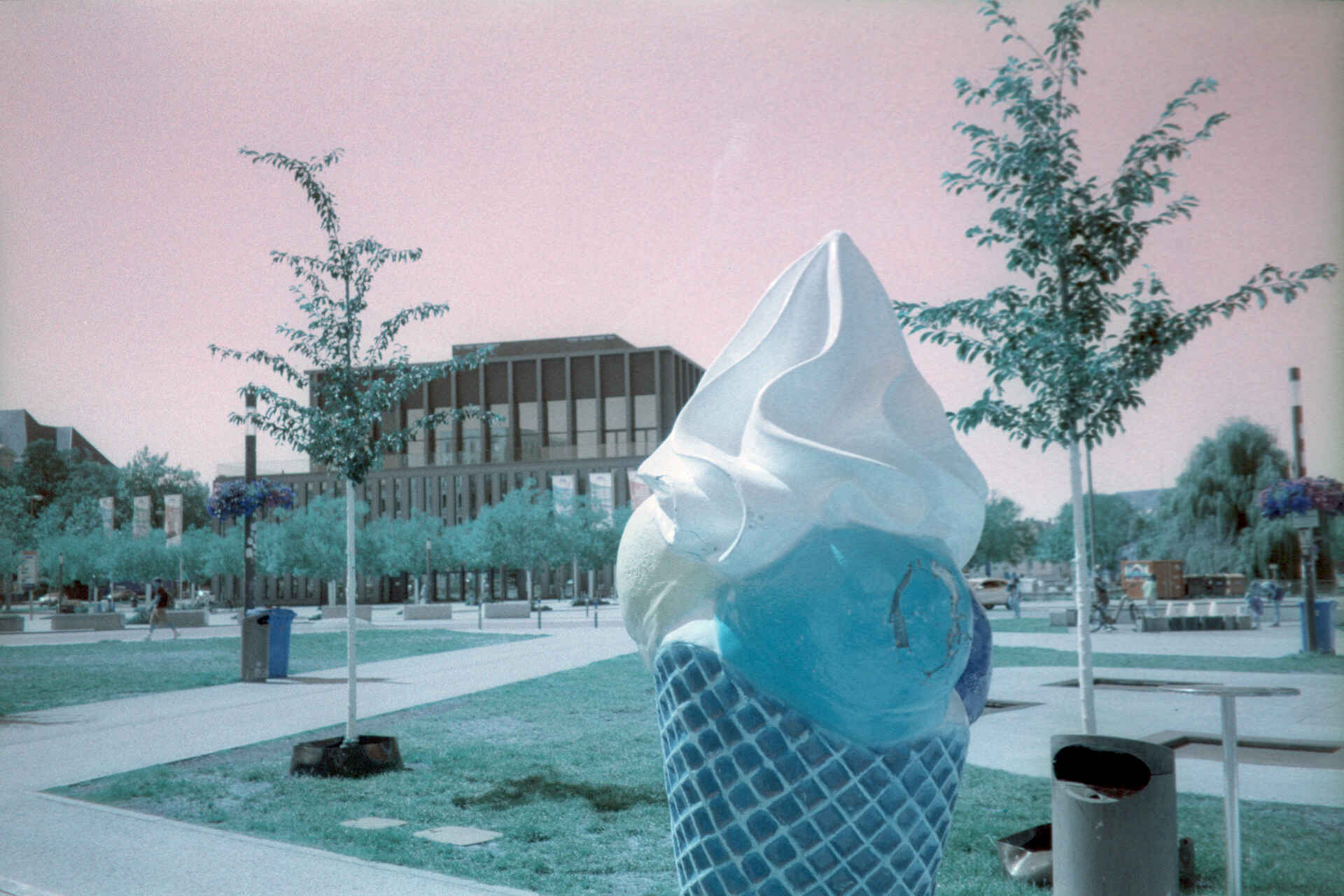 Farbbild (invertiertes Digitalisat des Falschfarben-Colornegativs): Werbe-Eistüte in Reutlingen. (Foto: Martin Frech, 7/2026)