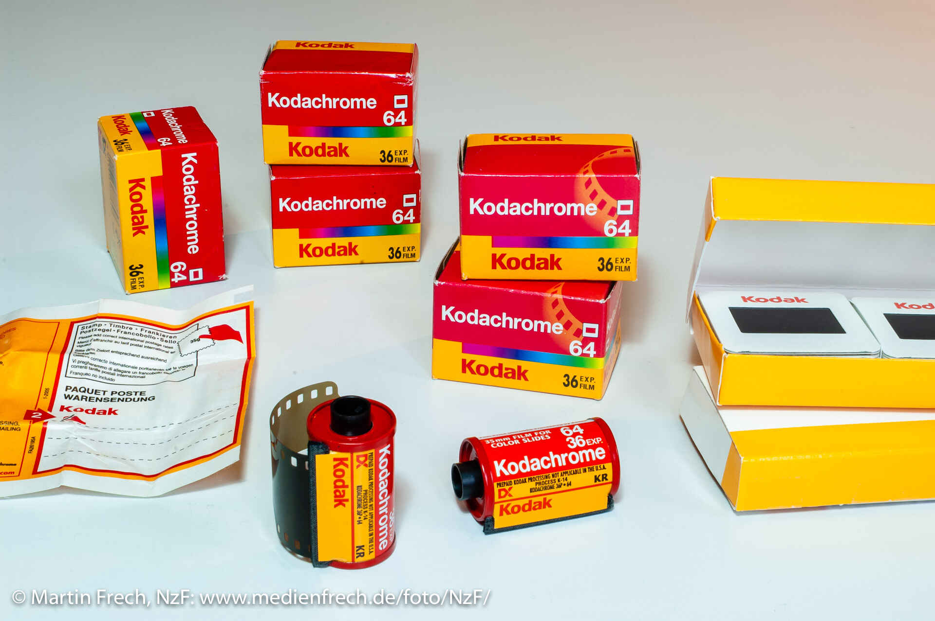 Farbbild: Stilleben aus Kodachrome-64-Kleinbildfilmen samt Versandbeutel und Dias in Papprähmchen (Foto: Martin Frech)